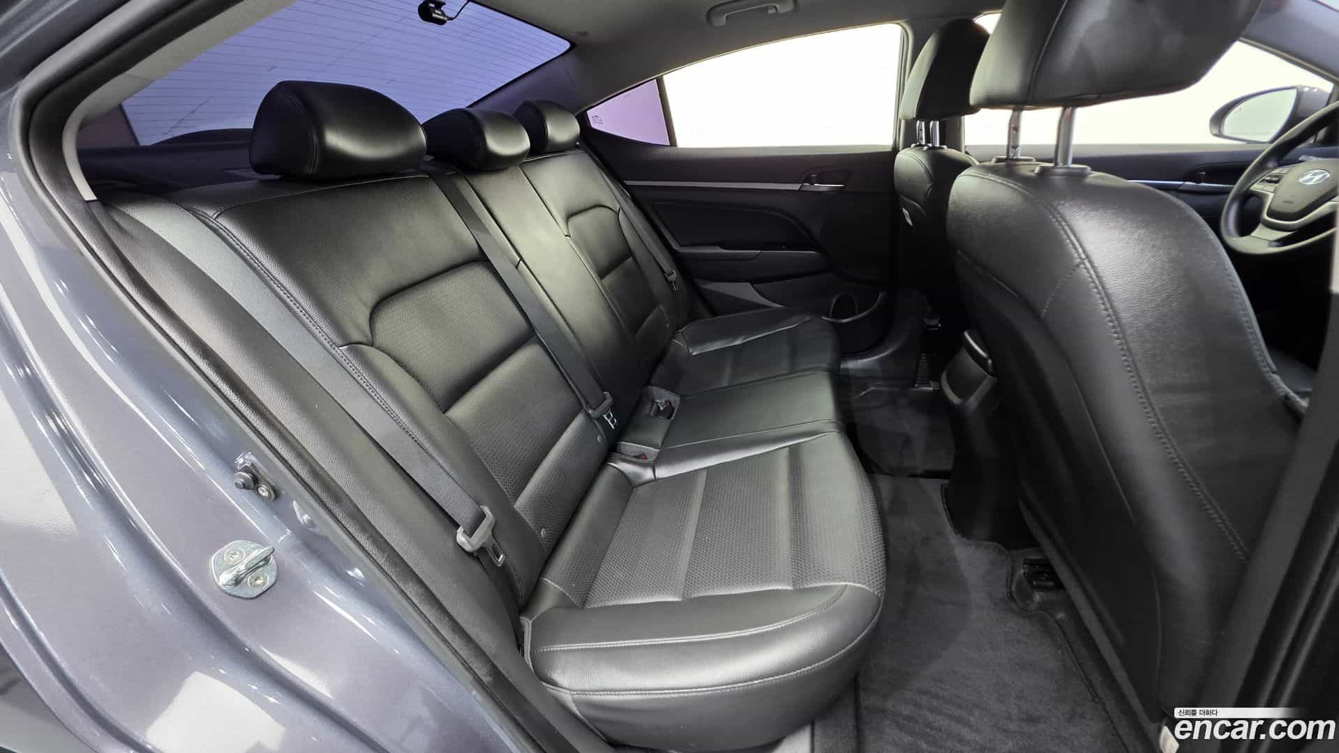 AVANTE Hyundai 2017.10-OPTION-024