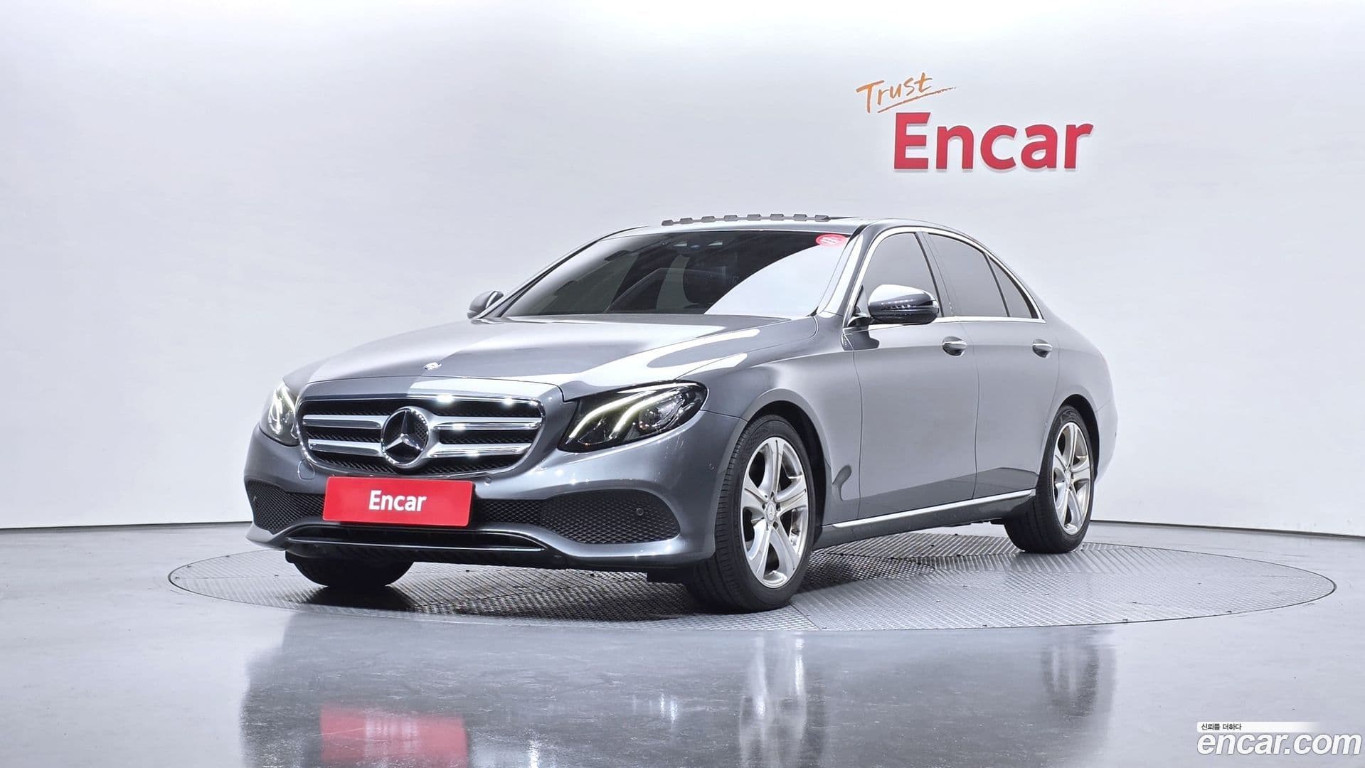 Main__Slider__Photo:E-Class Mercedes-Benz 2017.0-0