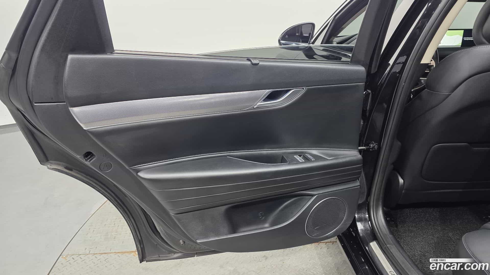 G80 Genesis 2022.0-INNER-035
