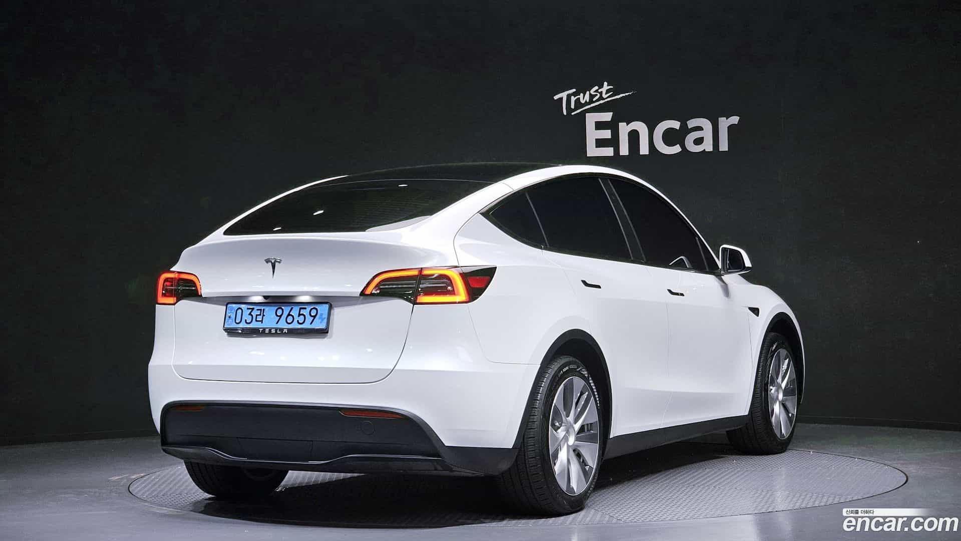 Model Y Tesla 2023.8-OUTER-002