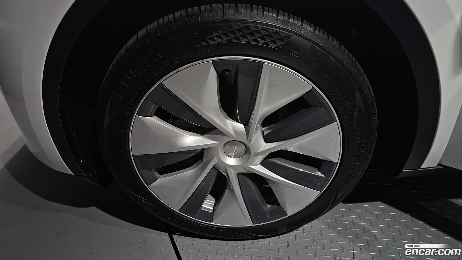 Model Y Tesla 2023.8-OUTER-005