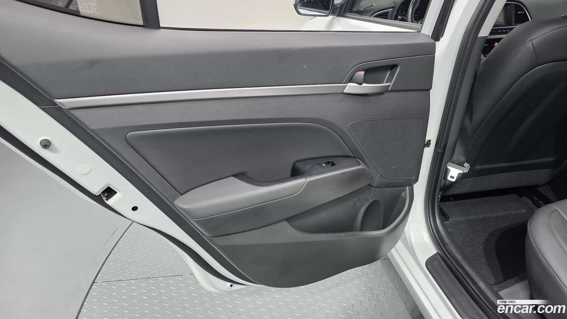 AVANTE Hyundai 2016.5-INNER-035