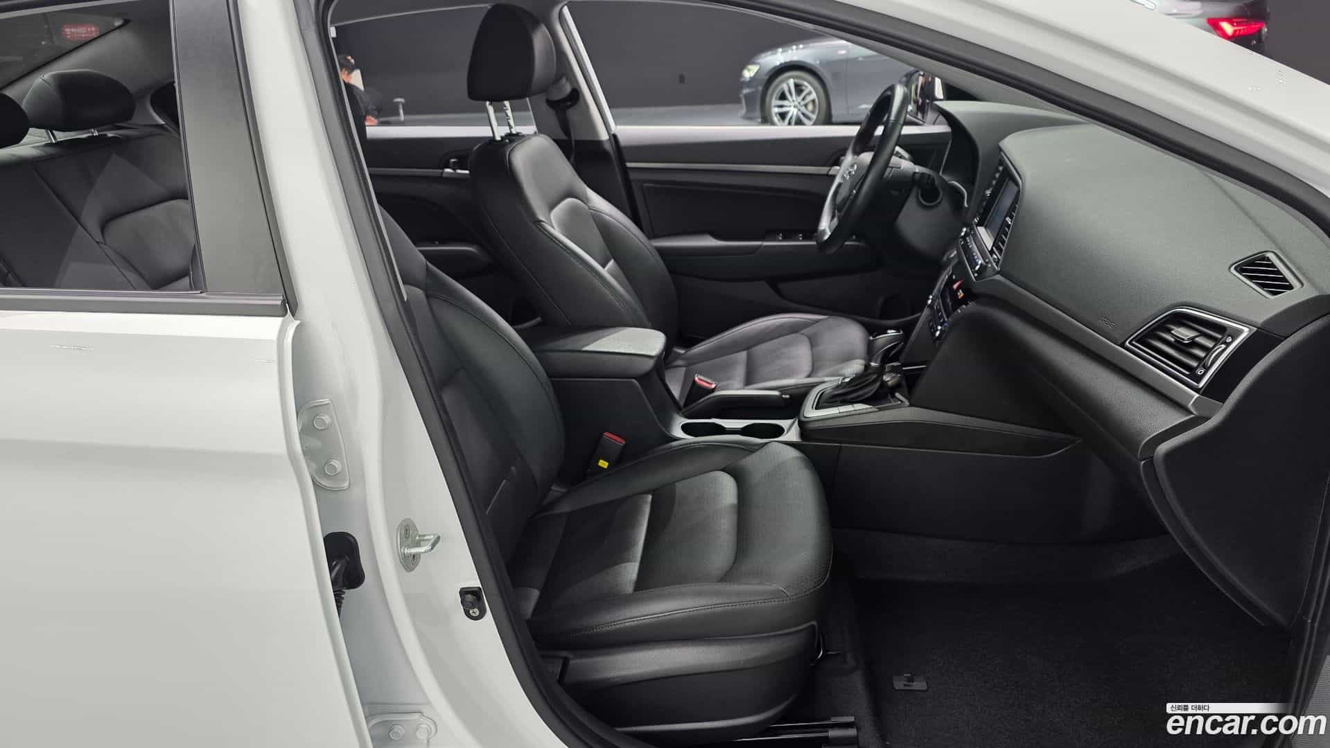 AVANTE Hyundai 2016.5-INNER-036