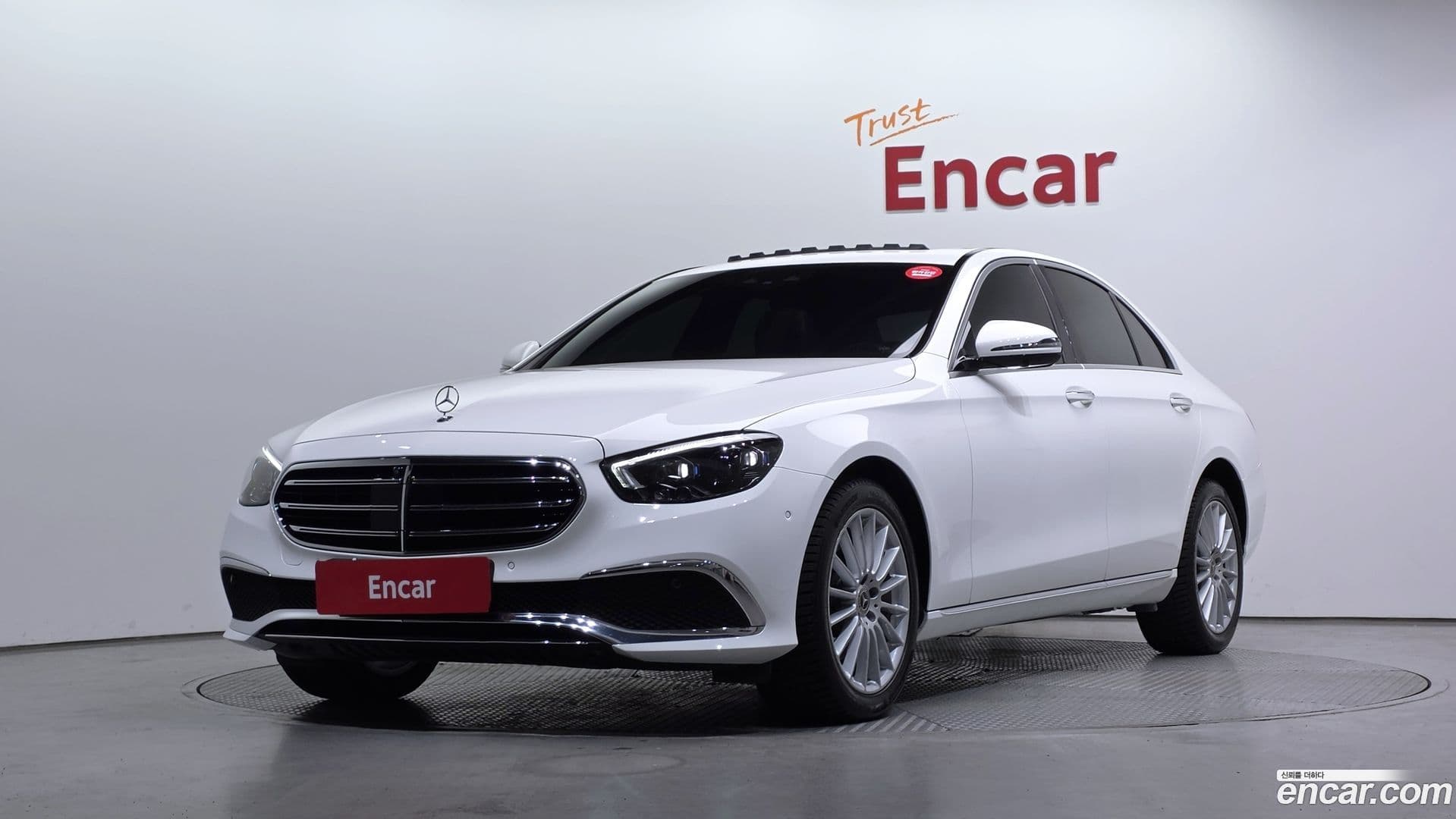 Main__Slider__Photo:E-Class Mercedes-Benz 2023.8-0