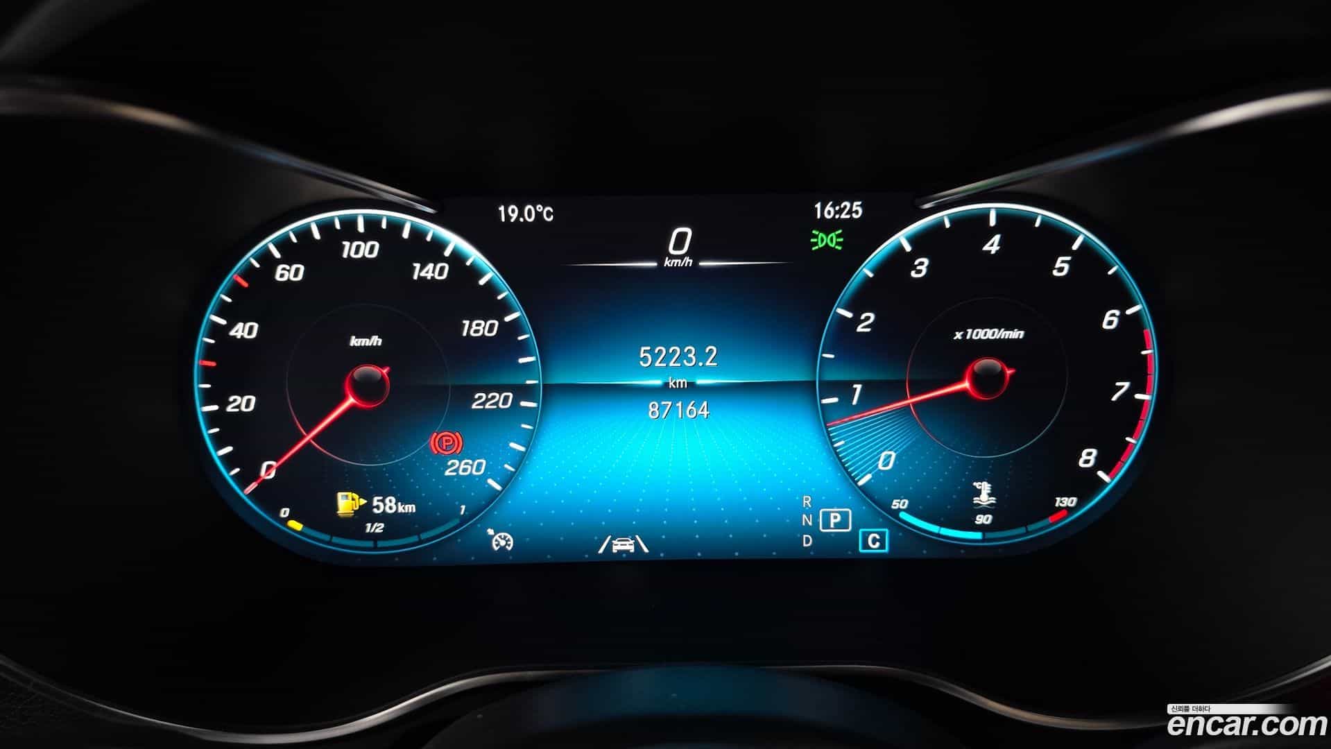 GLC-Class Mercedes-Benz 2020.1-INNER-008