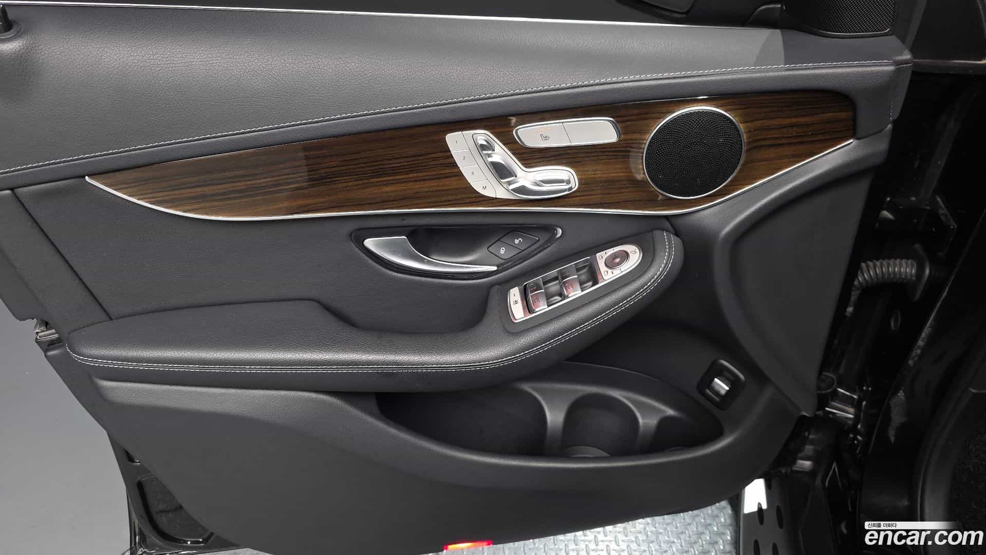 GLC-Class Mercedes-Benz 2020.1-INNER-034