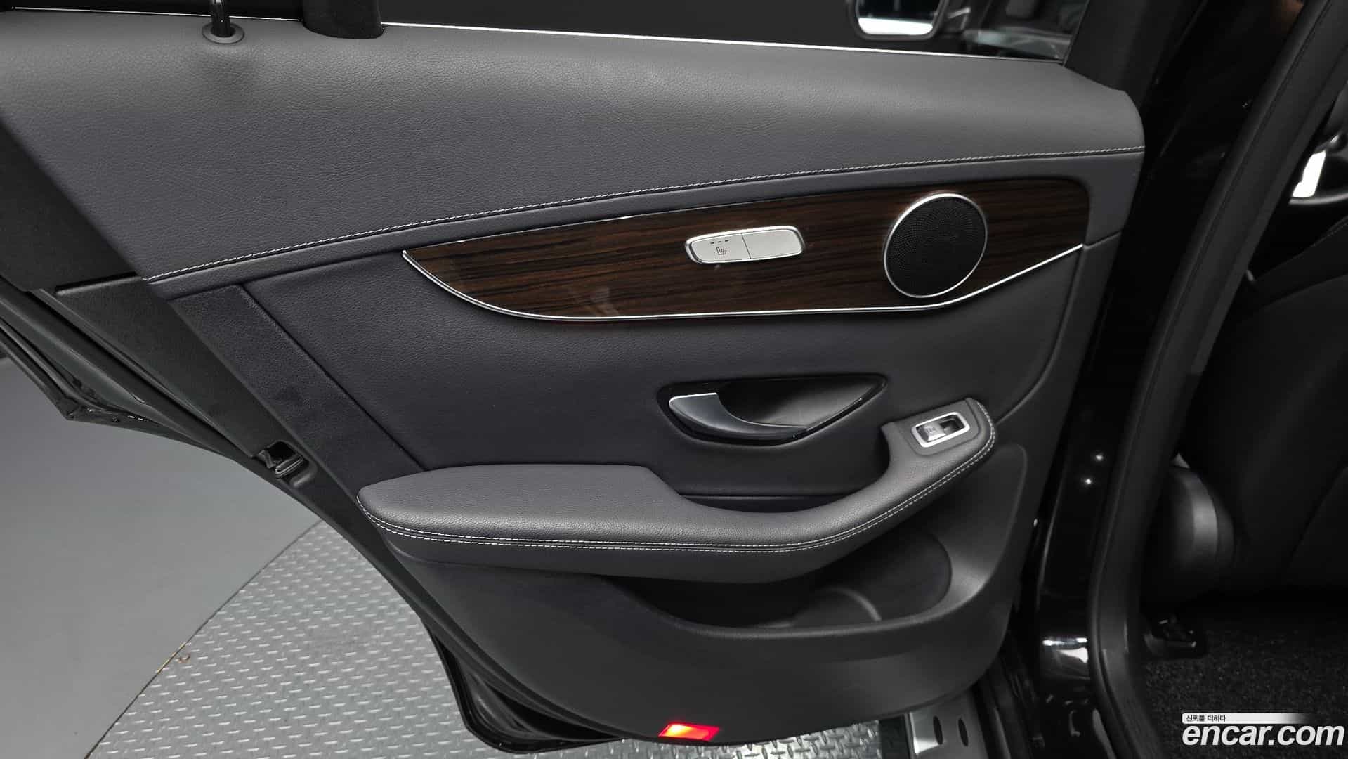 GLC-Class Mercedes-Benz 2020.1-INNER-035