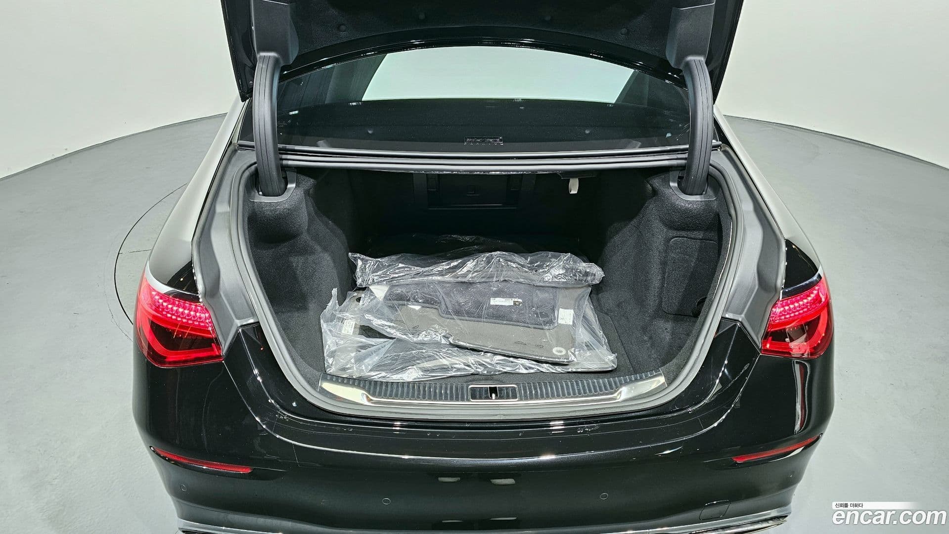 Main__Slider__Photo:S-Class Mercedes-Benz 2022.7-30