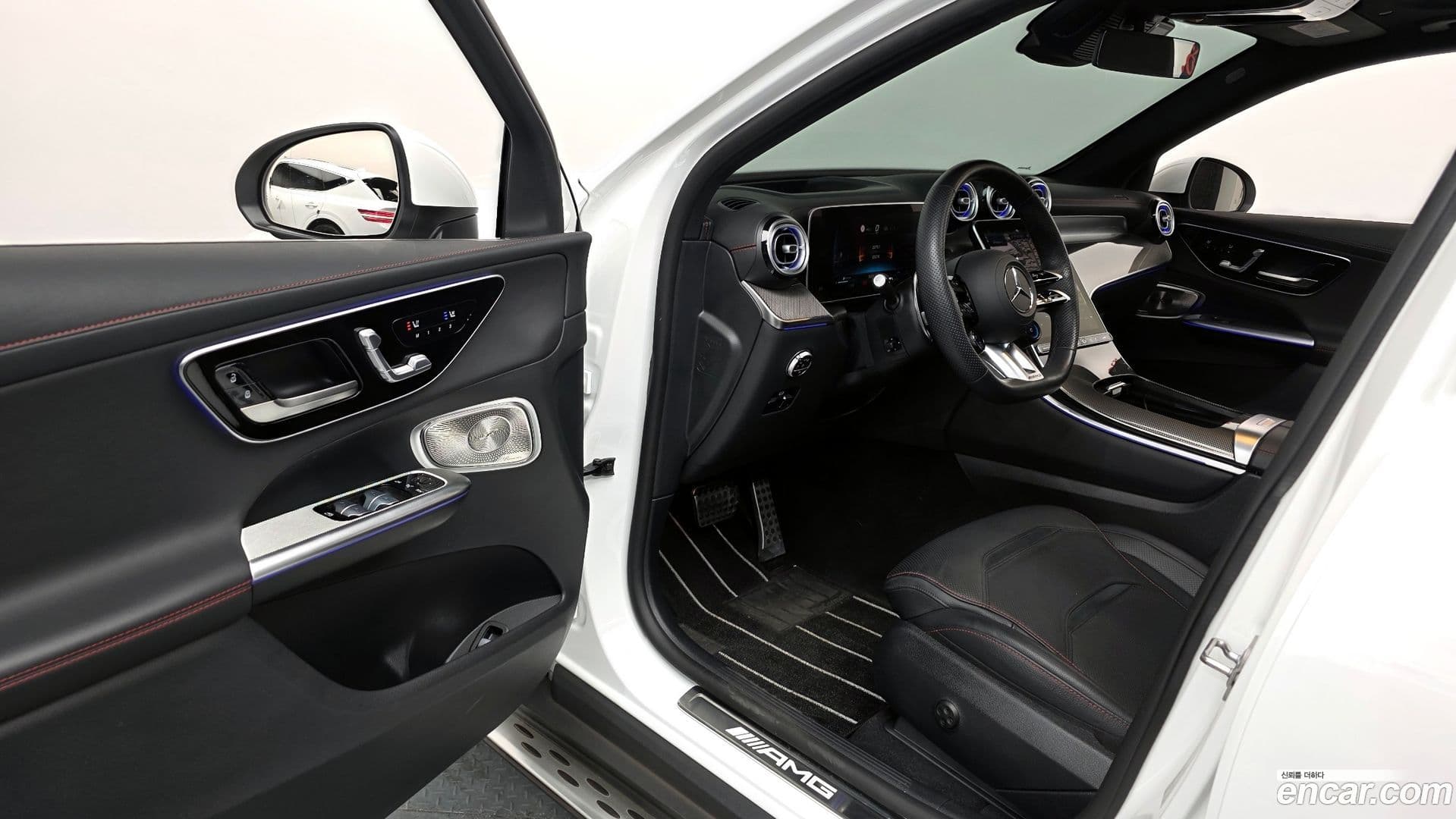 Main__Slider__Photo:GLC-Class Mercedes-Benz 2024.4-9