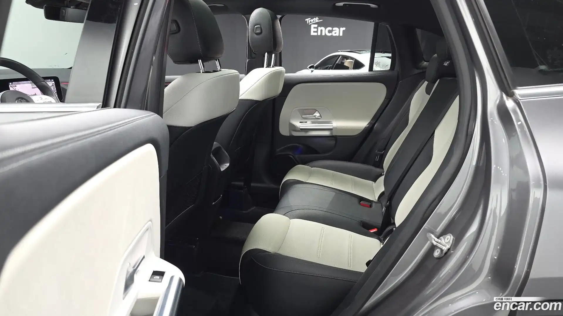 GLA-Class Mercedes-Benz 2020.11-OPTION-016