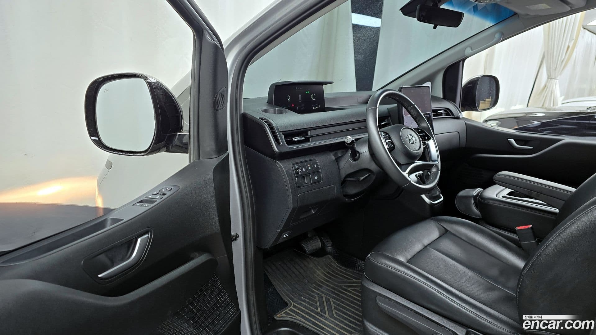Main__Slider__Photo:Staria Hyundai 2022.10-9