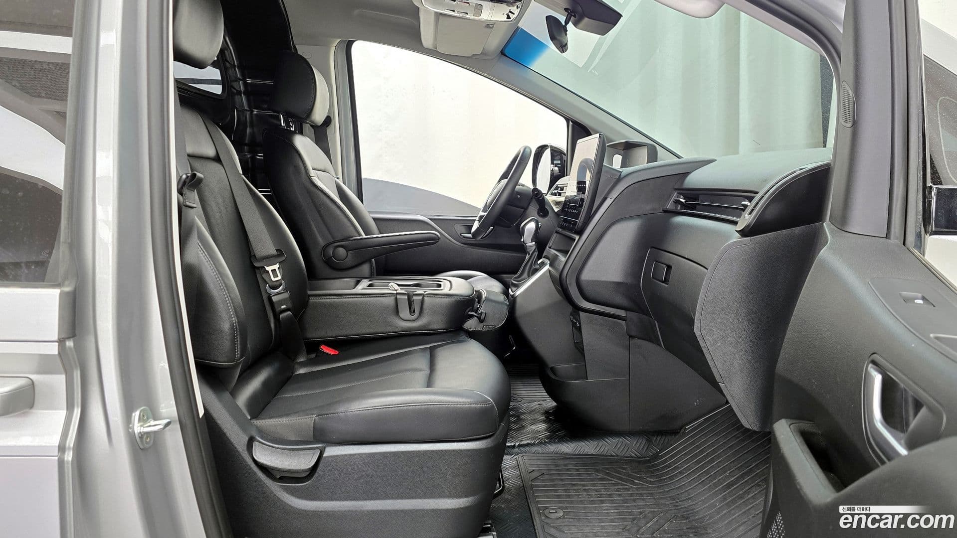 Main__Slider__Photo:Staria Hyundai 2022.10-10