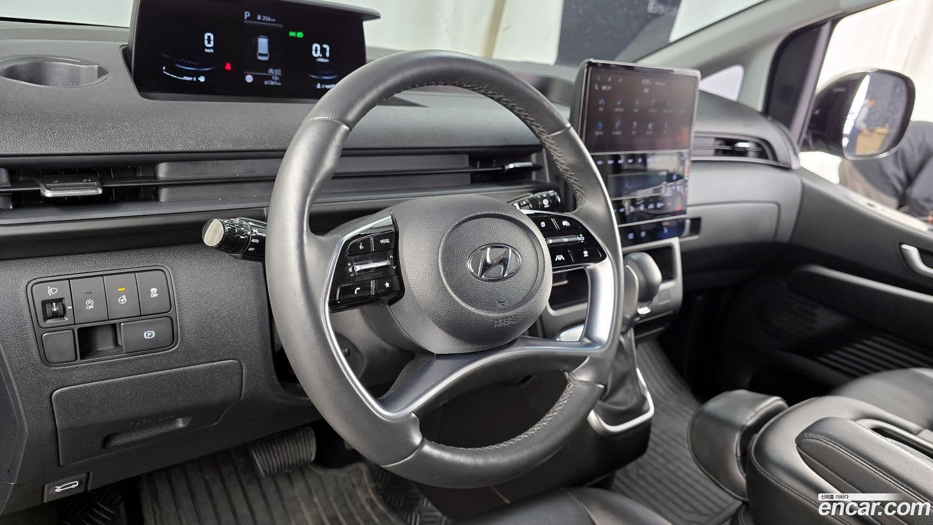 Main__Slider__Photo:Staria Hyundai 2022.10-12