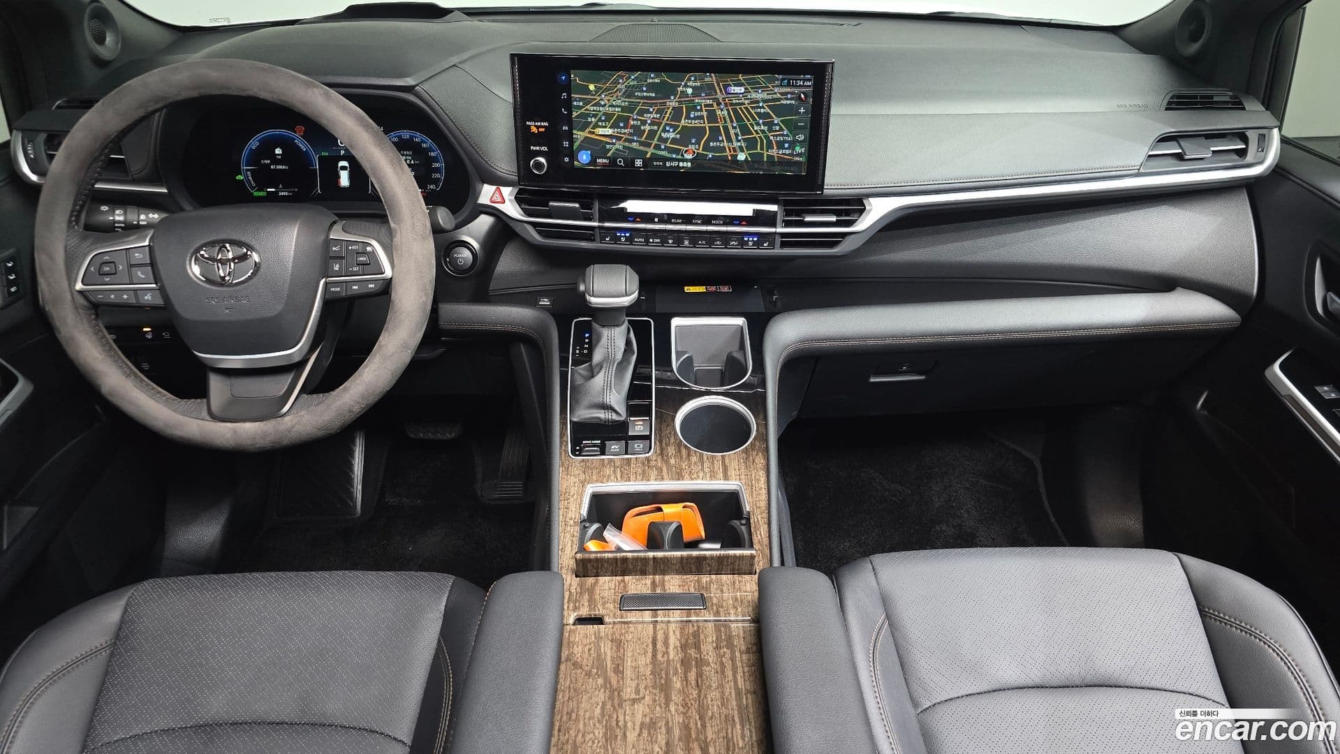 Main__Slider__Photo:Sienna Toyota 2025.11-6