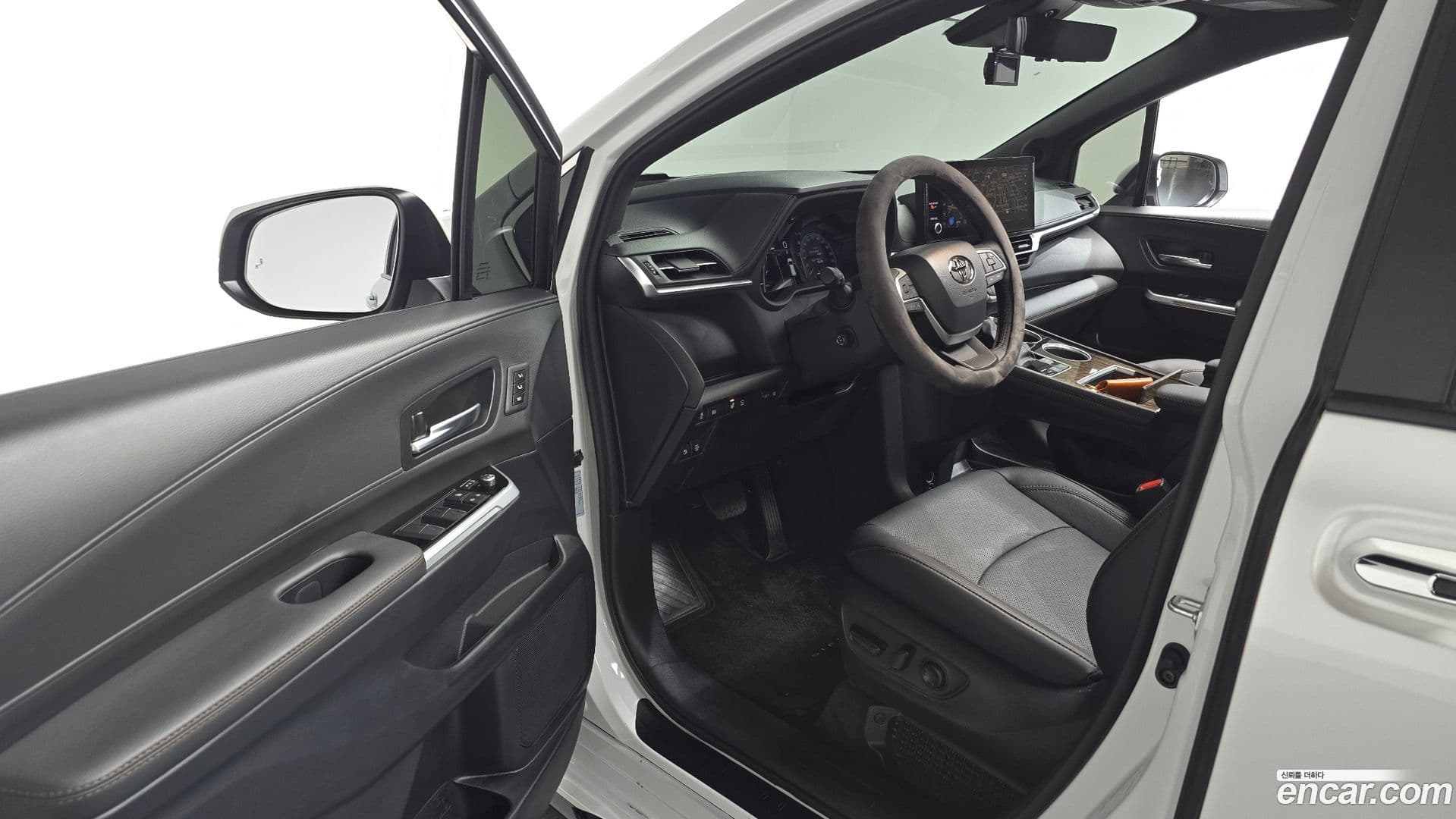 Main__Slider__Photo:Sienna Toyota 2025.11-9