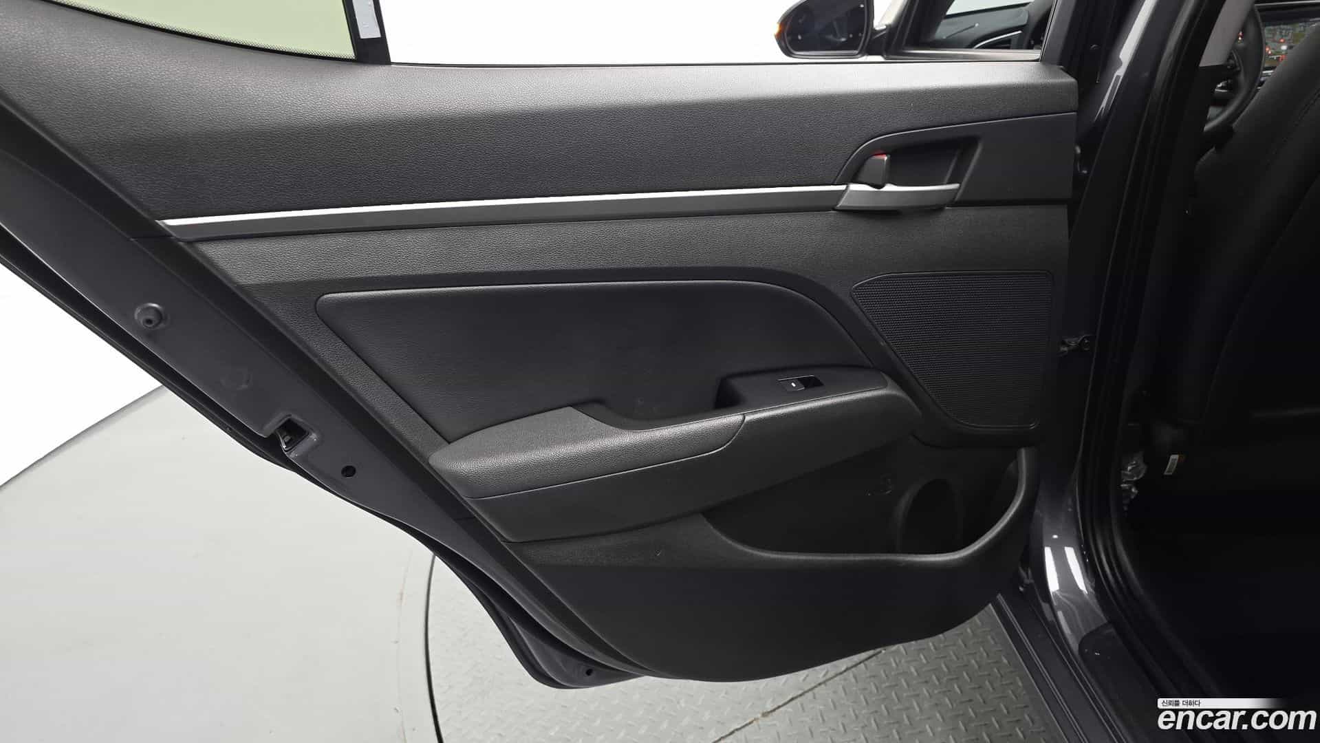 AVANTE Hyundai 2017.1-INNER-035