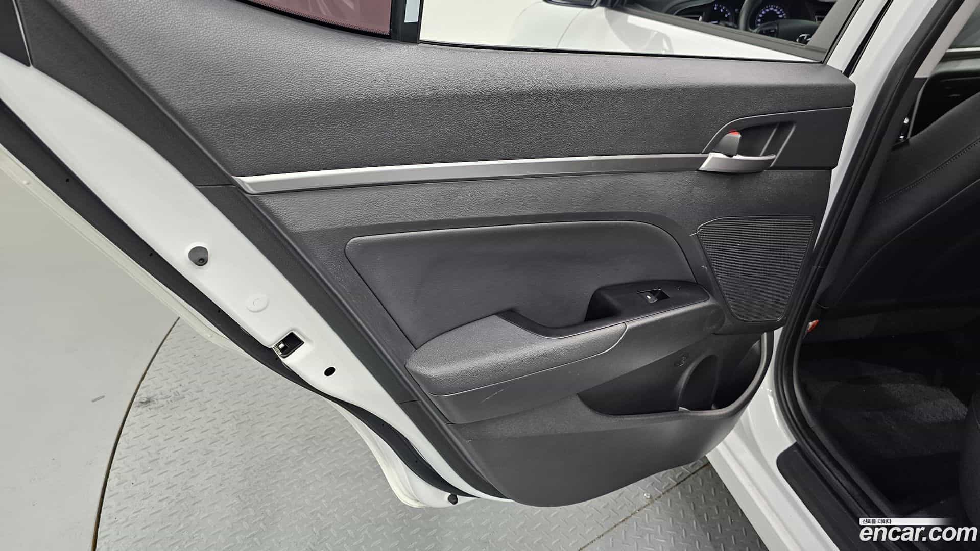 AVANTE Hyundai 2019.1-INNER-035