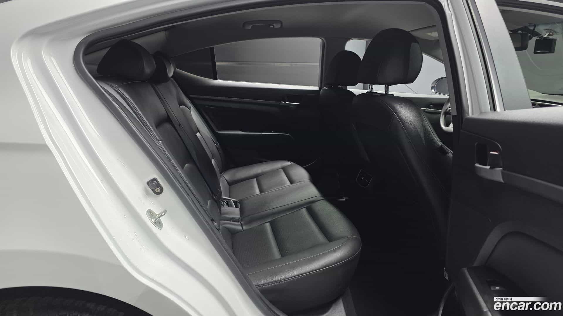 AVANTE Hyundai 2016.8-OPTION-016