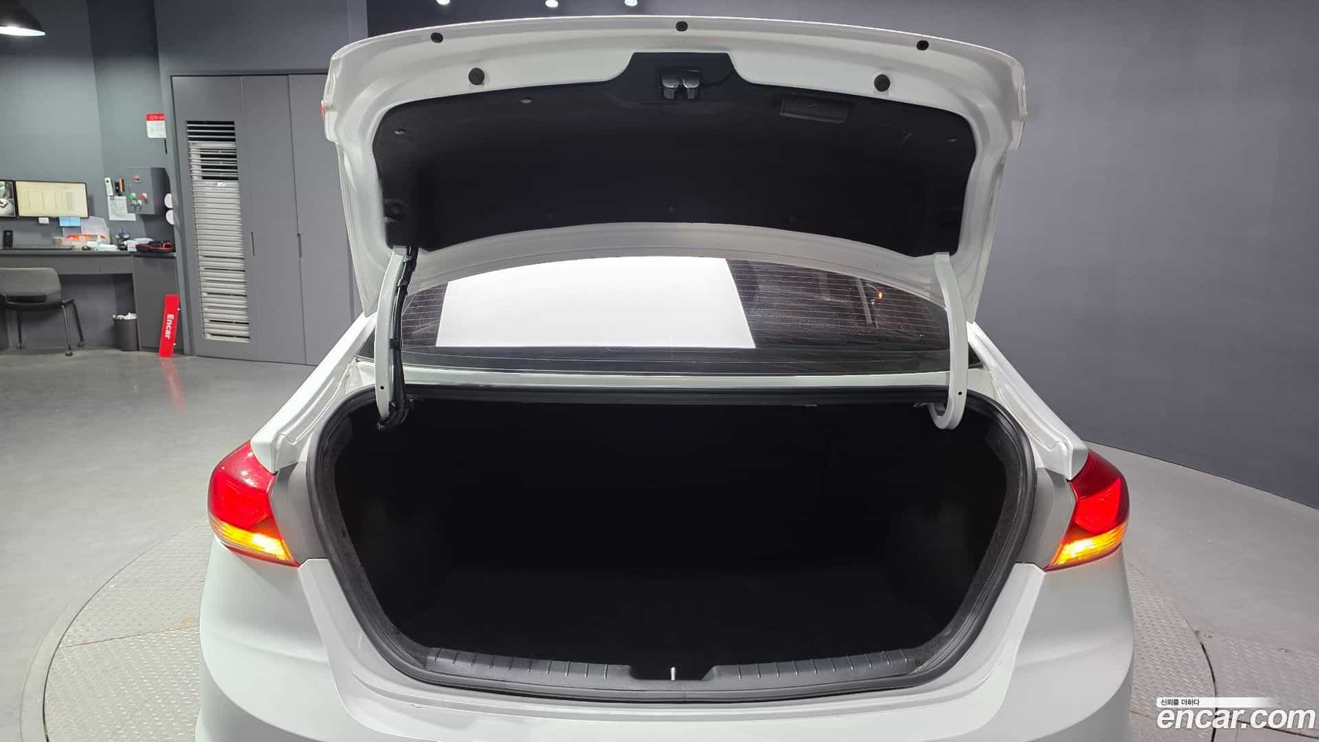AVANTE Hyundai 2016.8-OPTION-024