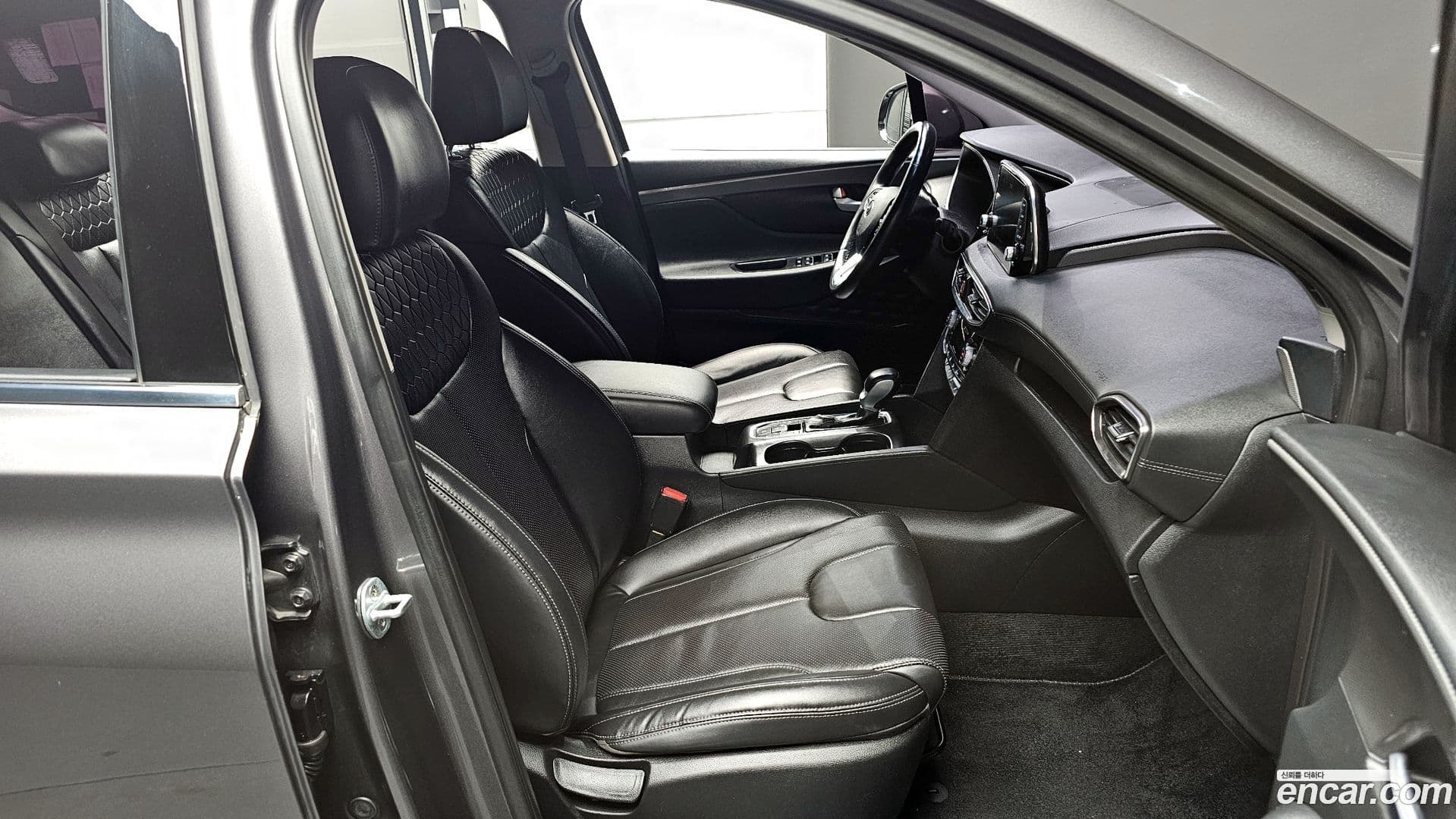 Main__Slider__Photo:Santafe Hyundai 2019.0-9