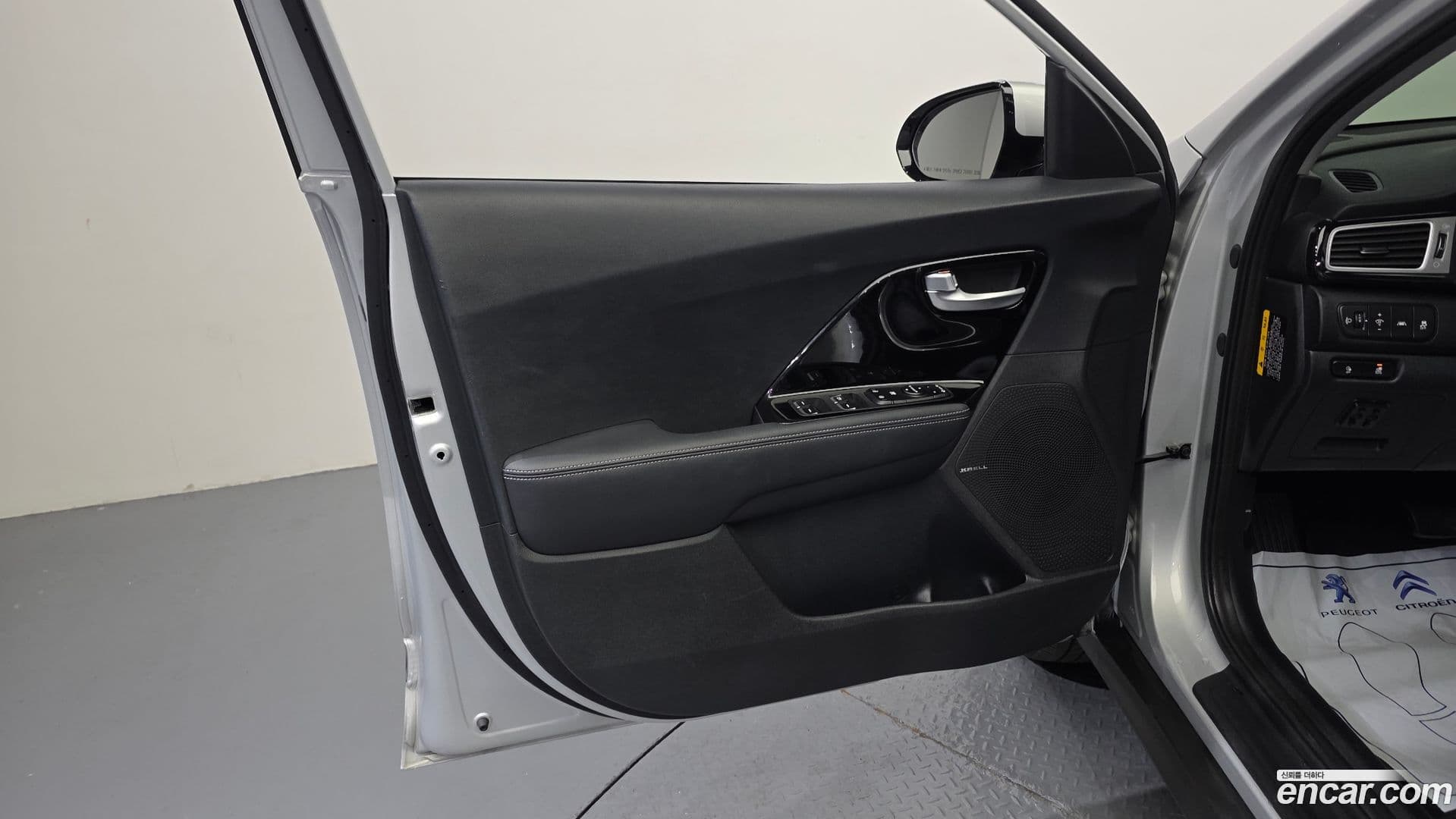 Main__Slider__Photo:Niro Kia 2020.10-23