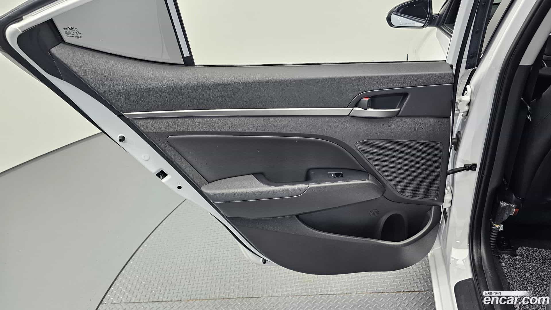 AVANTE Hyundai 2018.1-INNER-035