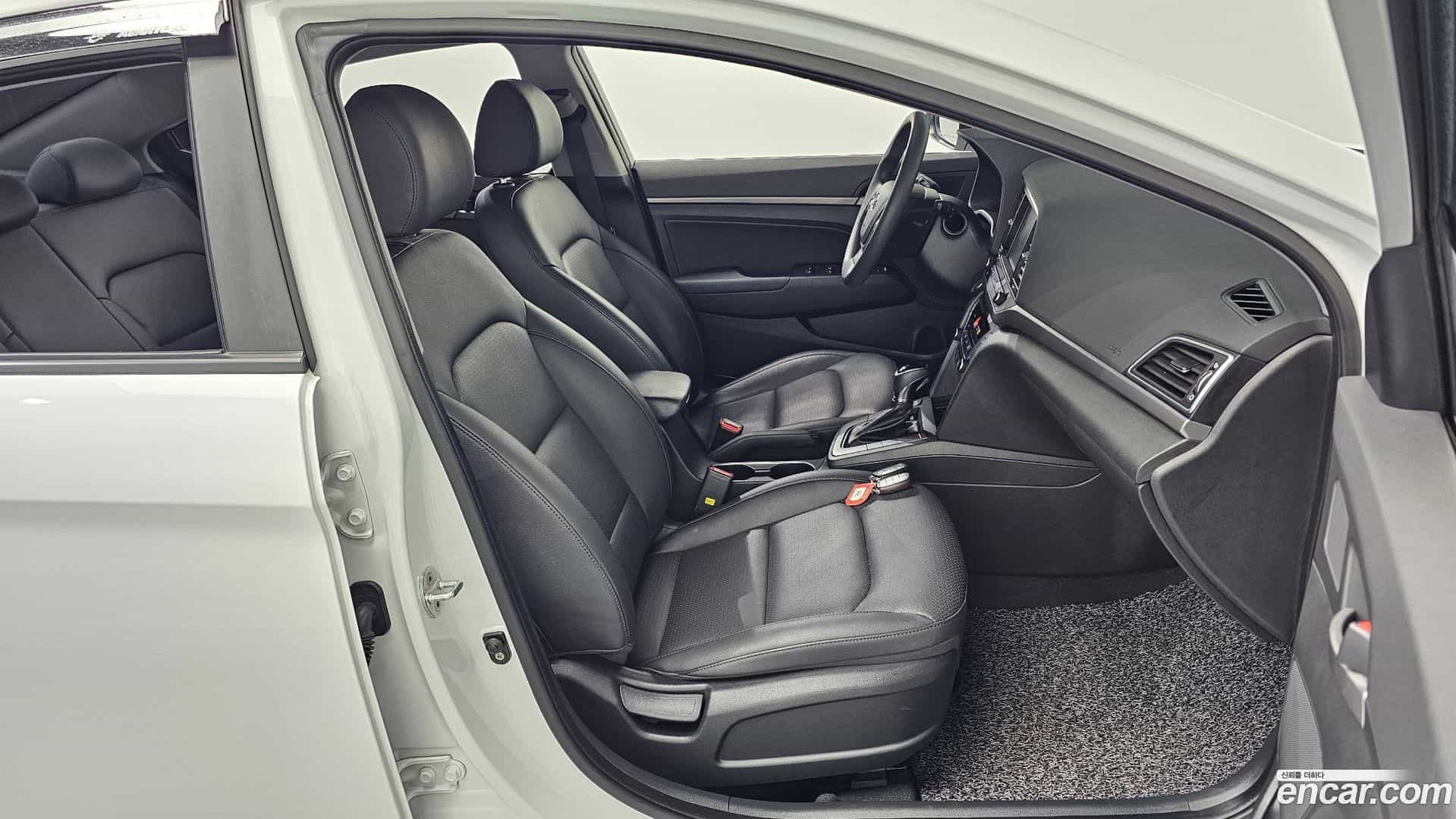 AVANTE Hyundai 2018.1-INNER-036