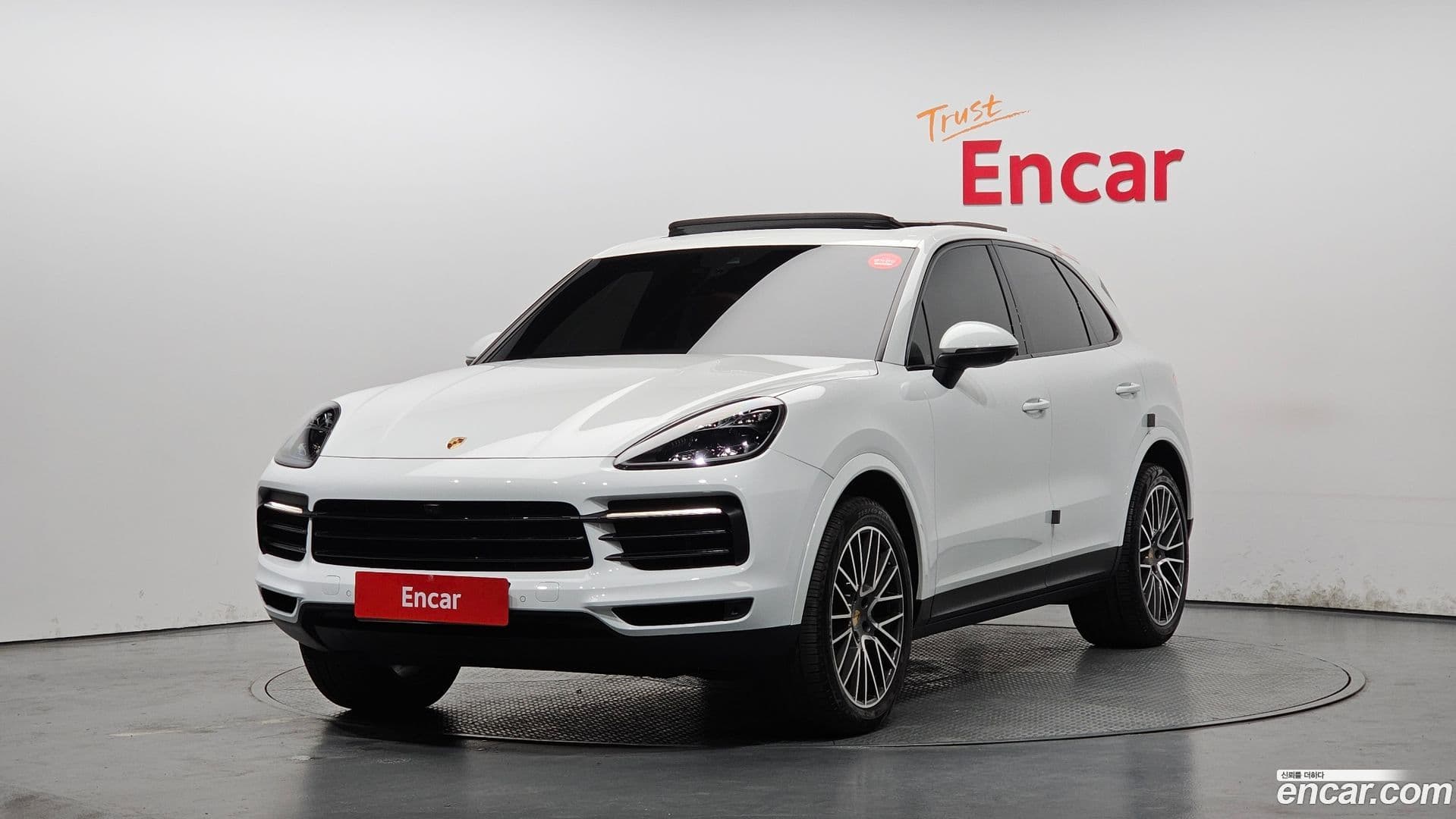 Main__Slider__Photo:Cayenne Porsche 2020.3-0