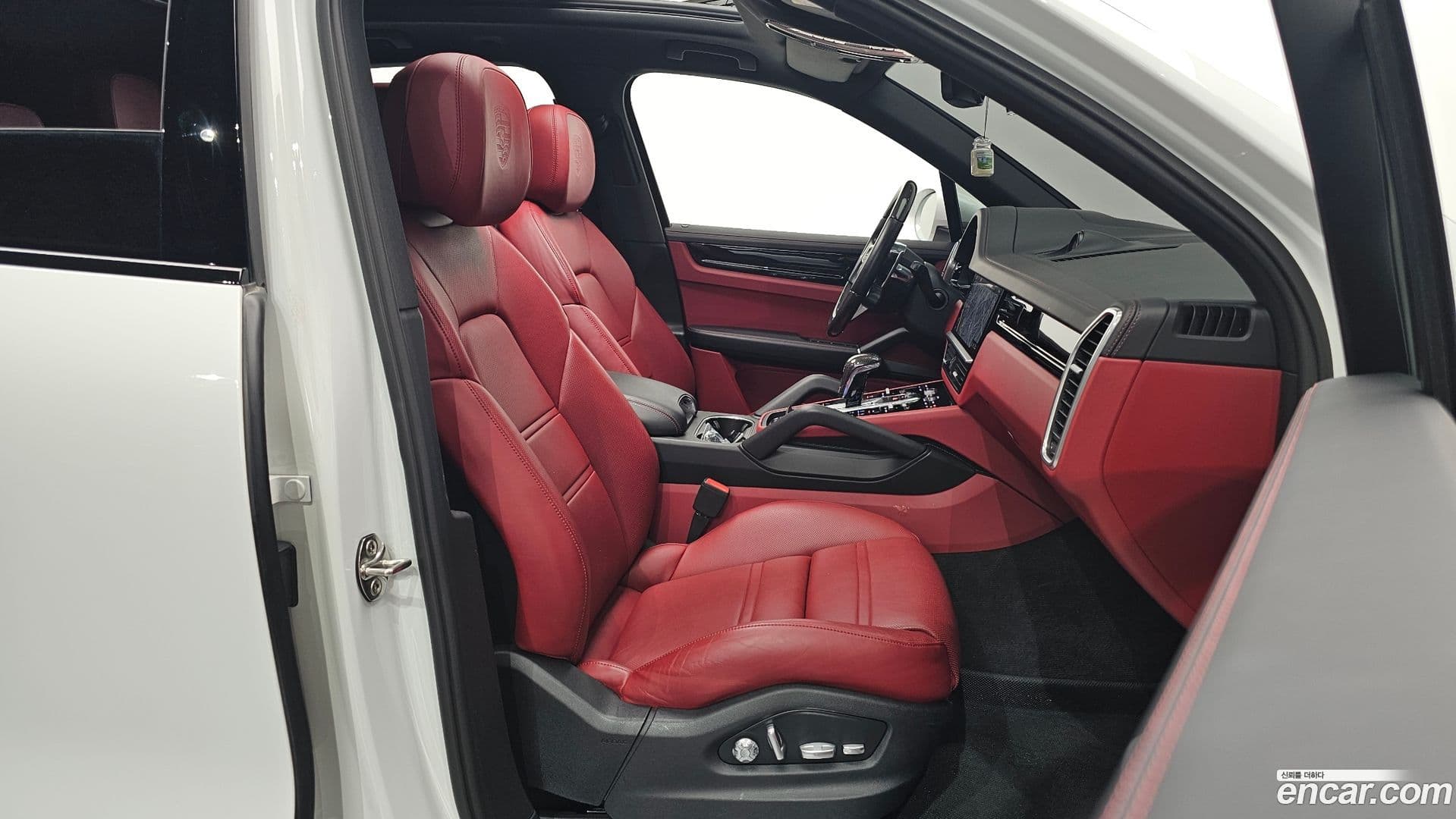 Main__Slider__Photo:Cayenne Porsche 2020.3-9