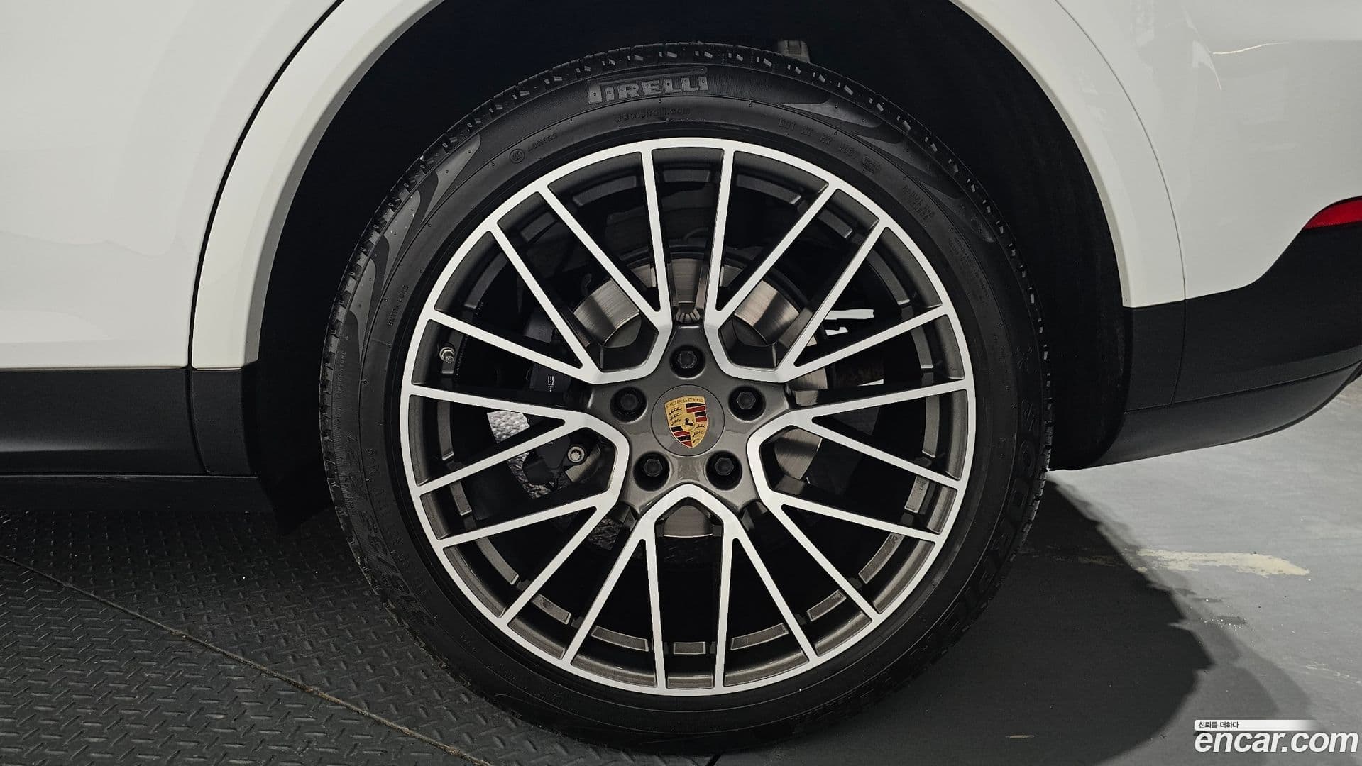 Main__Slider__Photo:Cayenne Porsche 2020.3-20