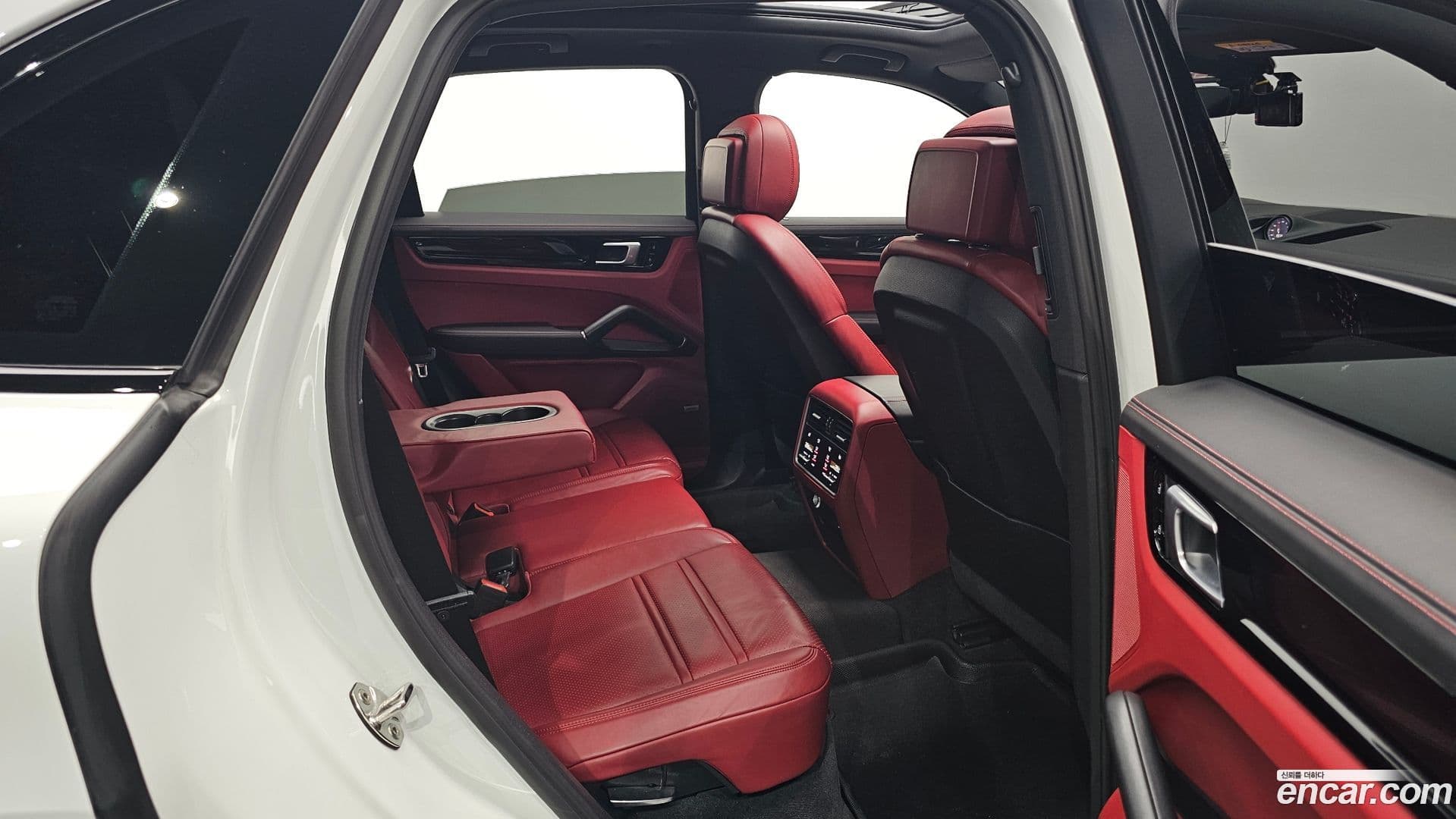Main__Slider__Photo:Cayenne Porsche 2020.3-25