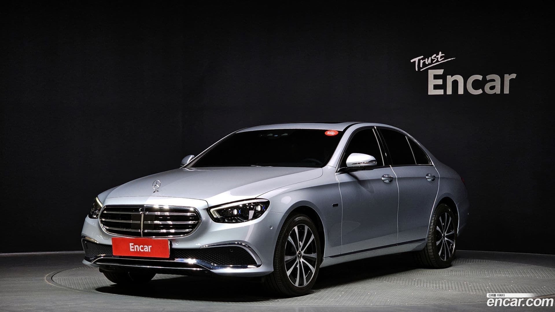 Main__Slider__Photo:E-Class Mercedes-Benz 2021.5-0