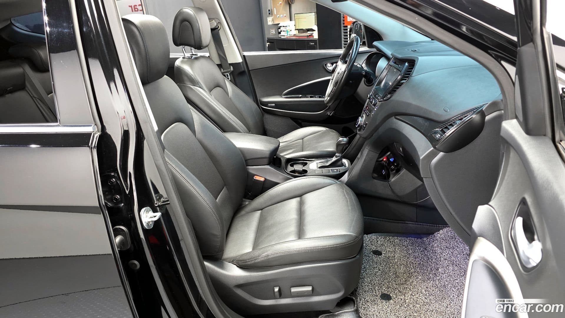 Main__Slider__Photo:Santafe Hyundai 2016.1-10