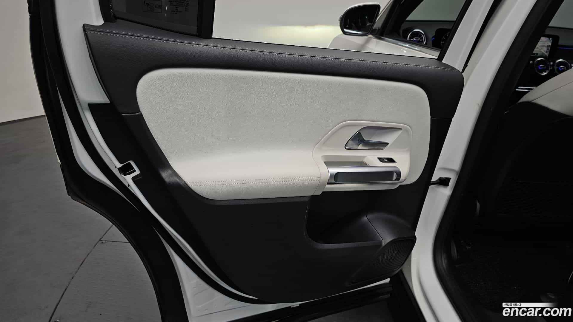GLB-Class Mercedes-Benz 2021.1-INNER-035