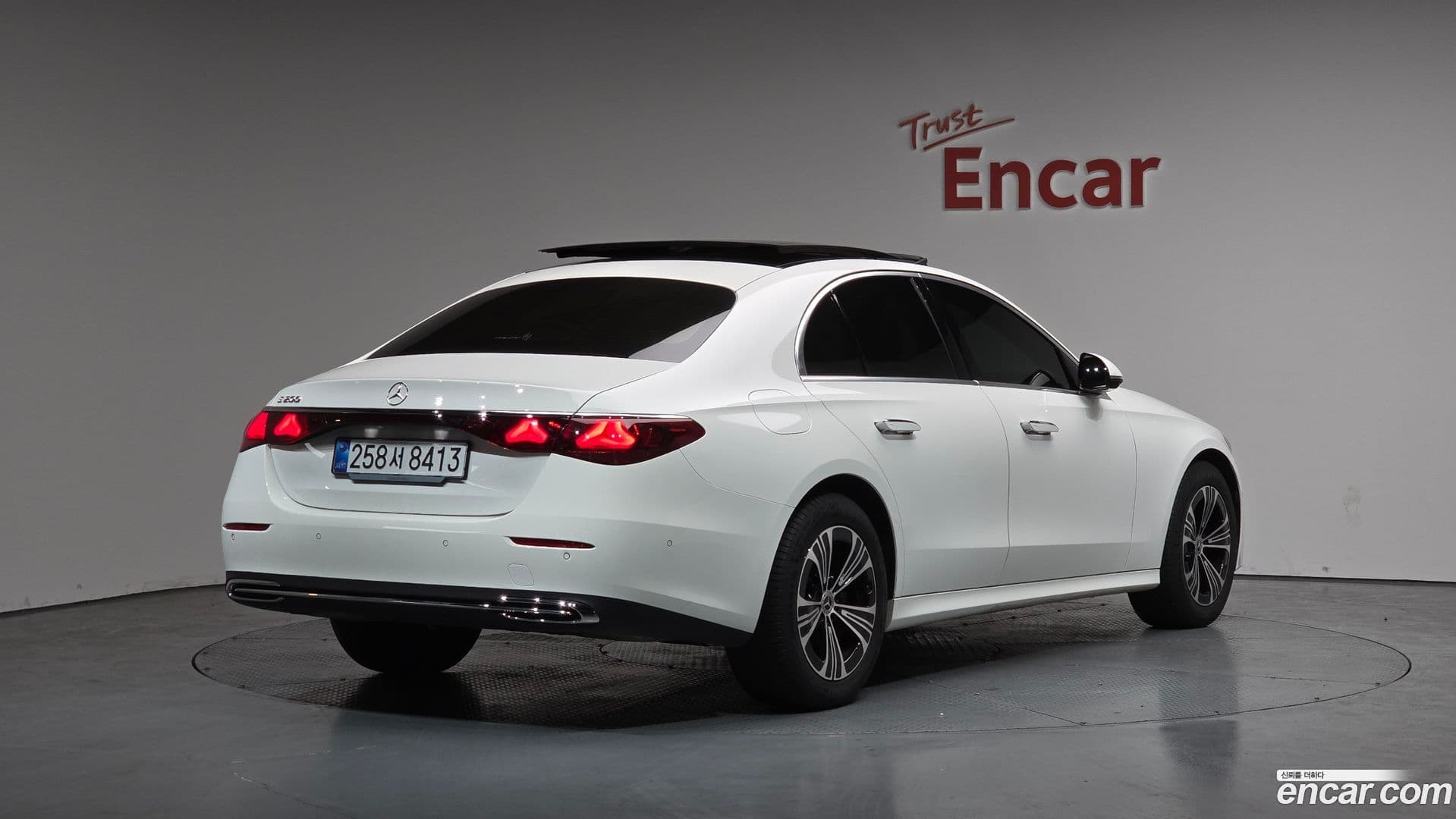Main__Slider__Photo:E-Class Mercedes-Benz 2025.10-1