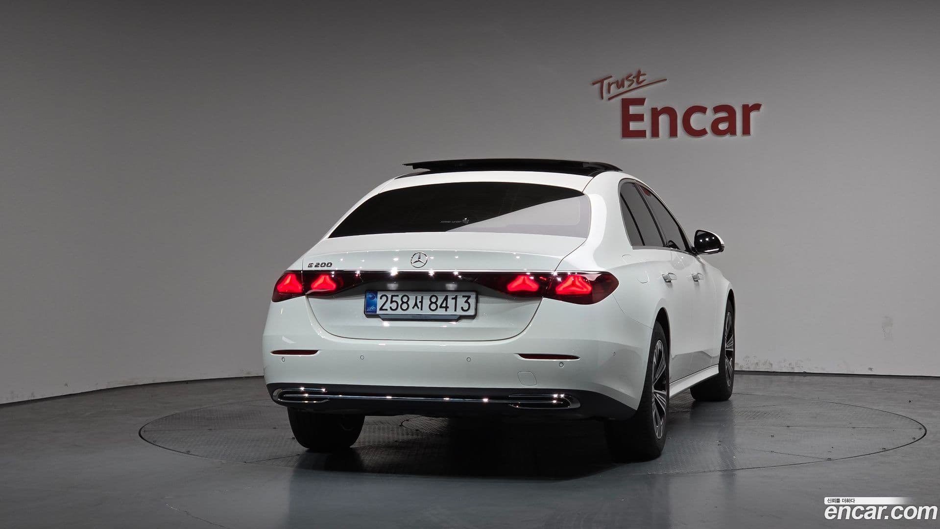 Main__Slider__Photo:E-Class Mercedes-Benz 2025.10-3