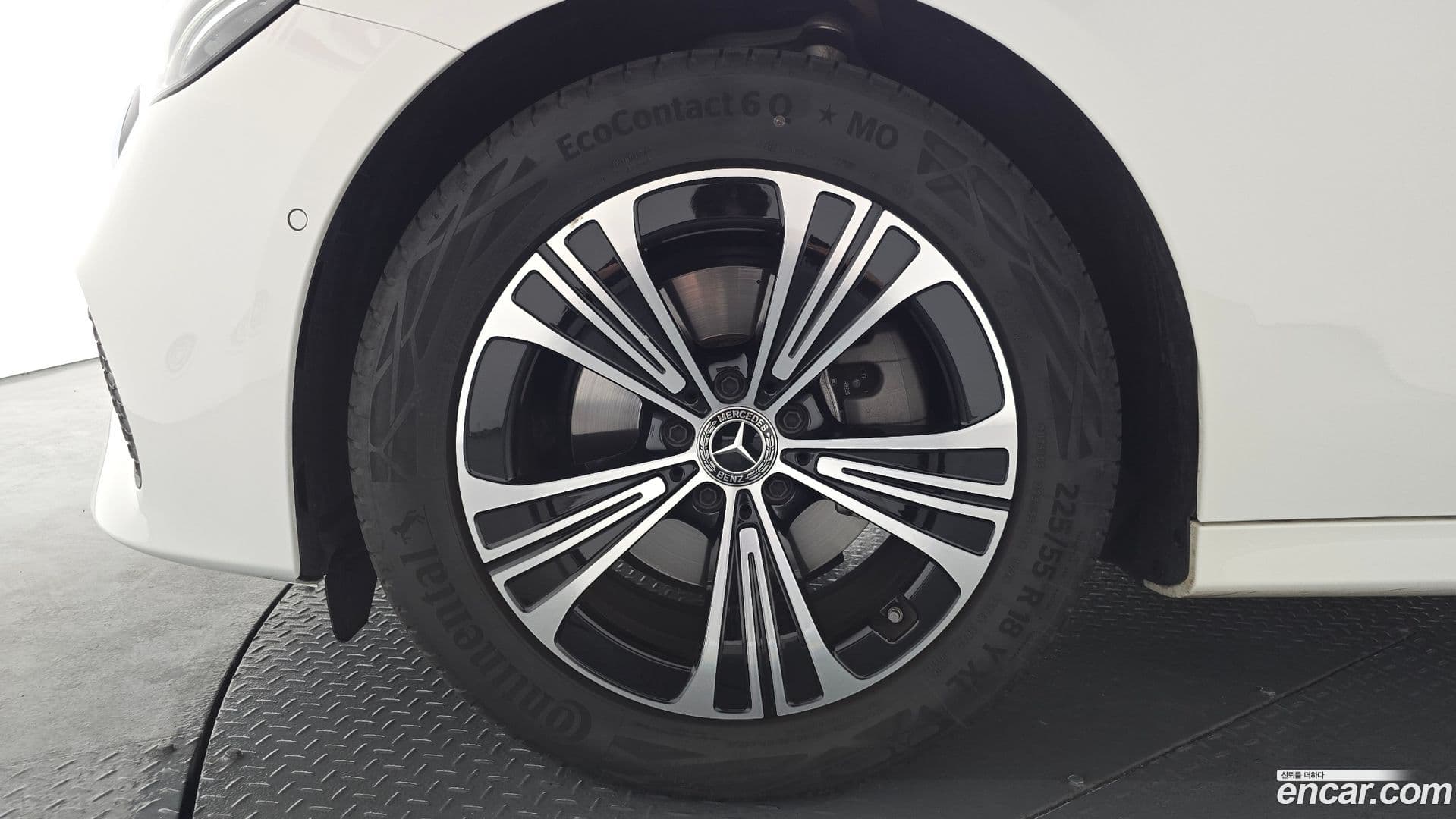 Main__Slider__Photo:E-Class Mercedes-Benz 2025.10-4