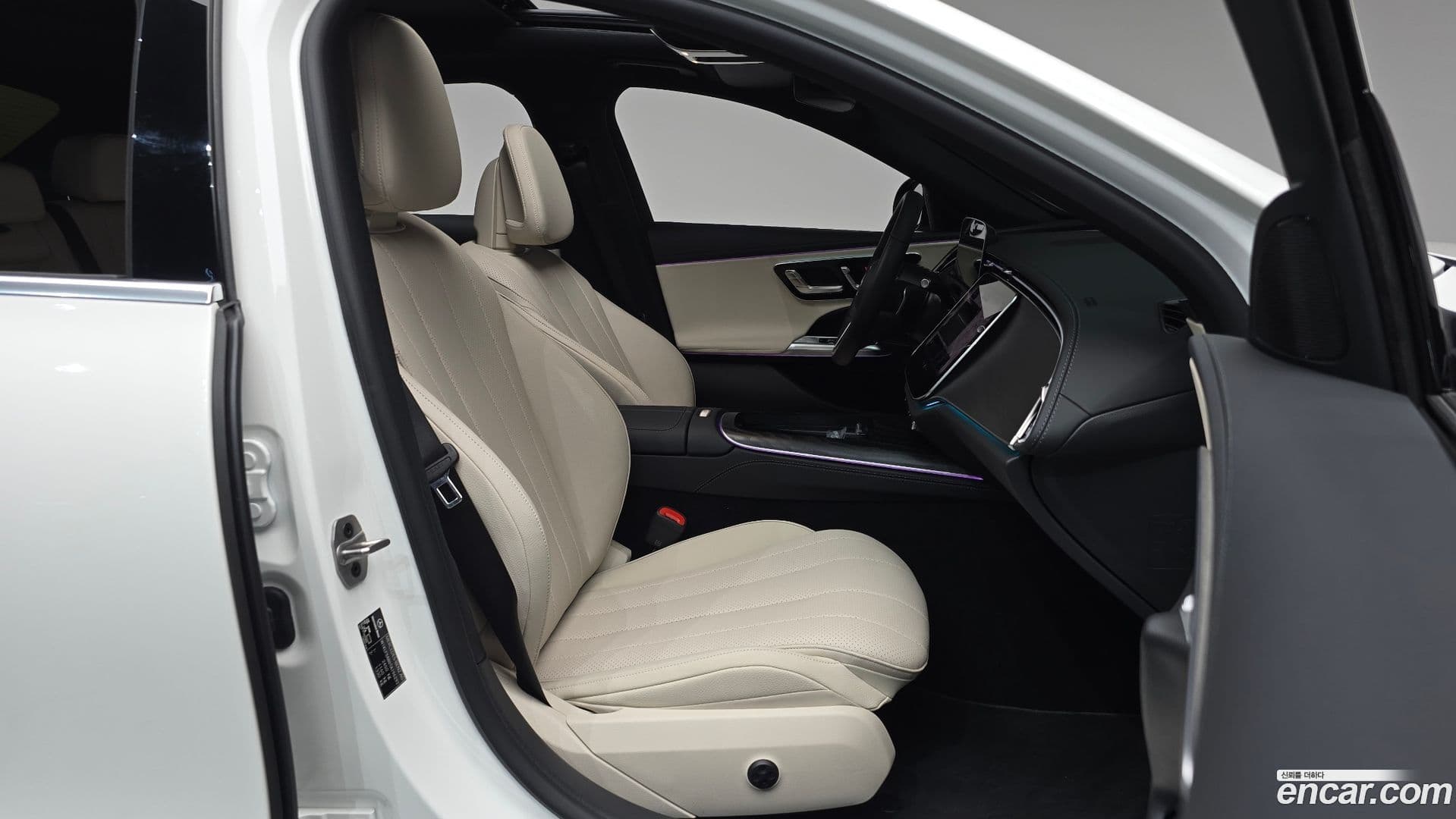 Main__Slider__Photo:E-Class Mercedes-Benz 2025.10-10