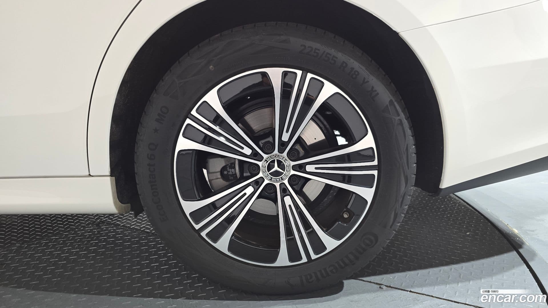 Main__Slider__Photo:E-Class Mercedes-Benz 2025.10-20