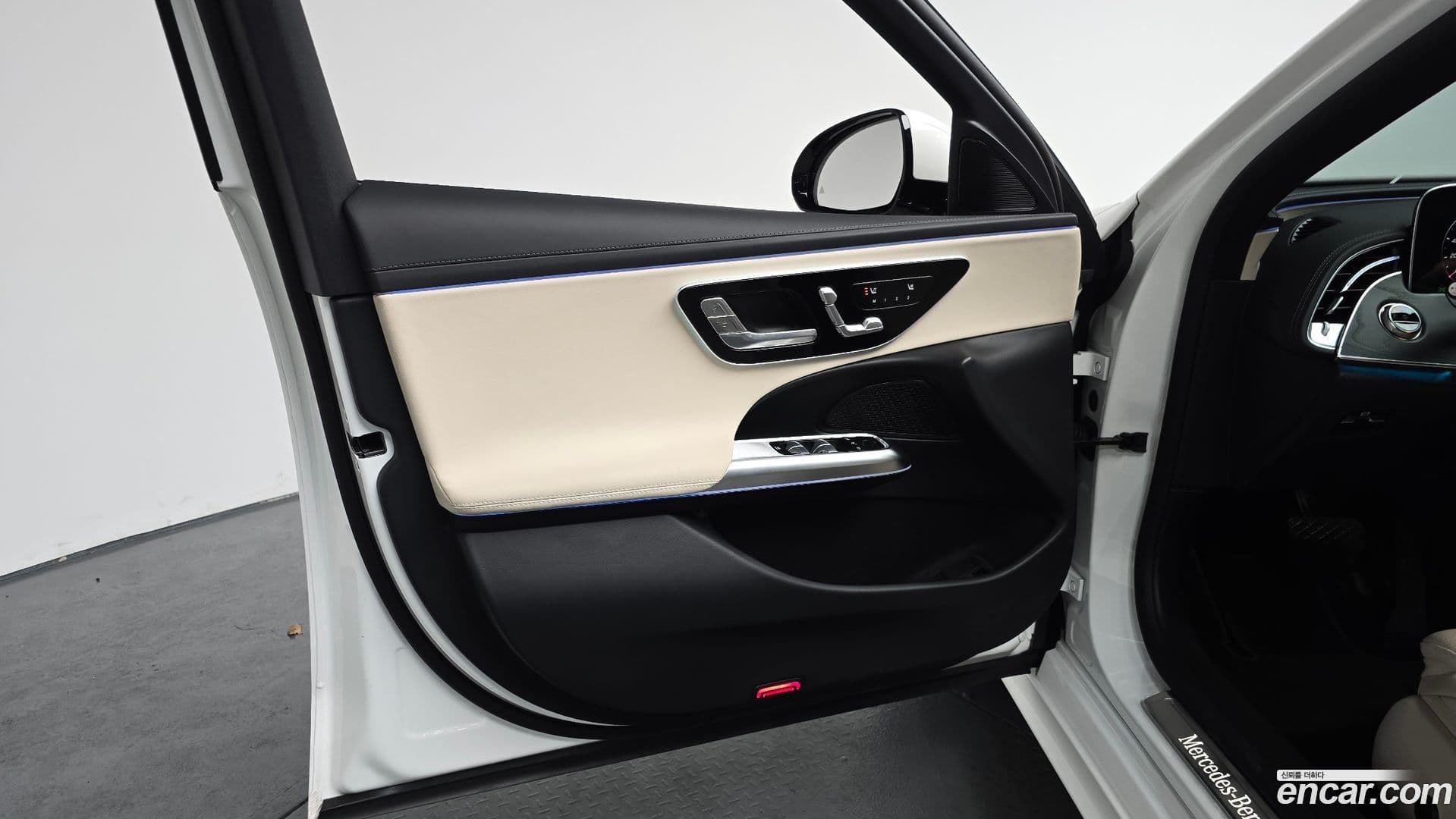 Main__Slider__Photo:E-Class Mercedes-Benz 2025.10-23
