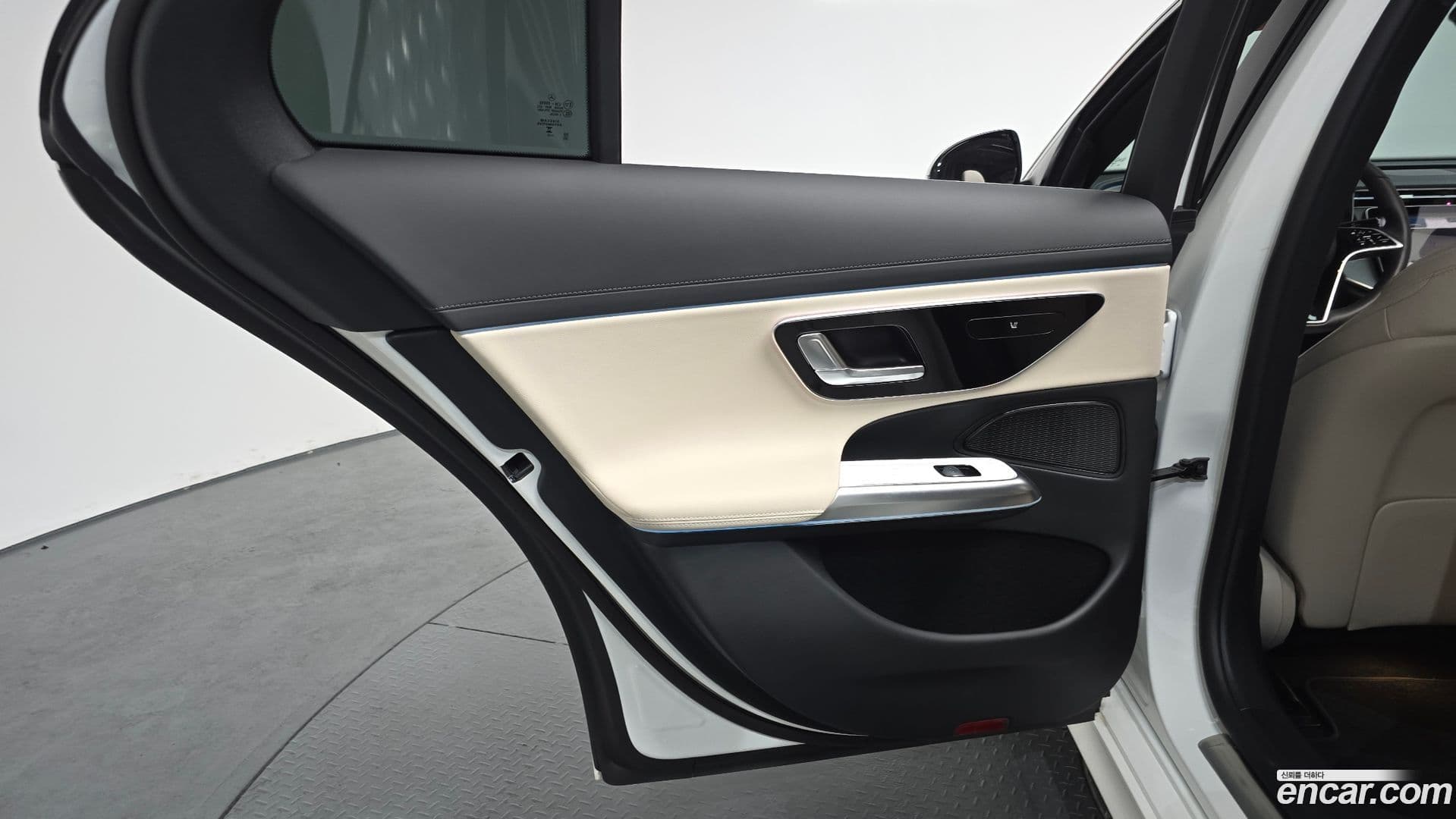 Main__Slider__Photo:E-Class Mercedes-Benz 2025.10-24