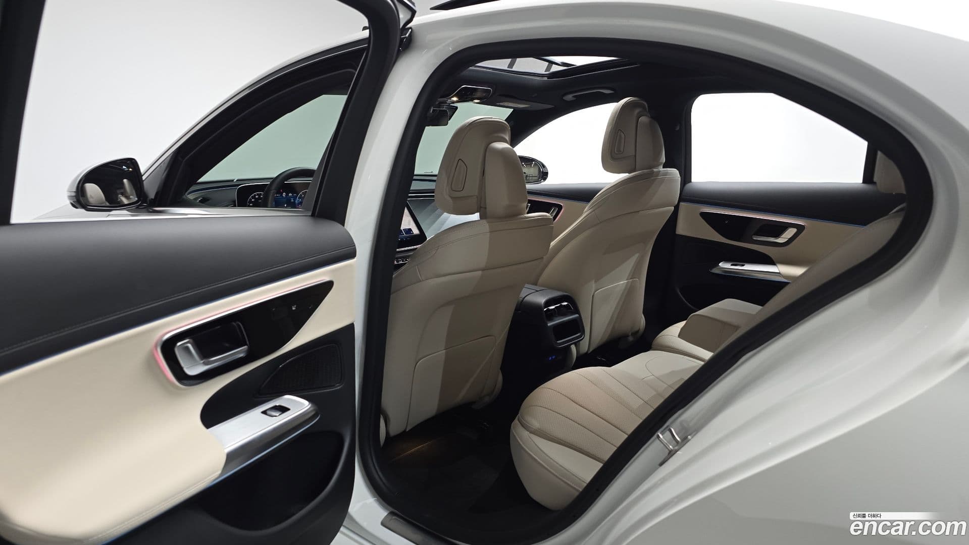Main__Slider__Photo:E-Class Mercedes-Benz 2025.10-31