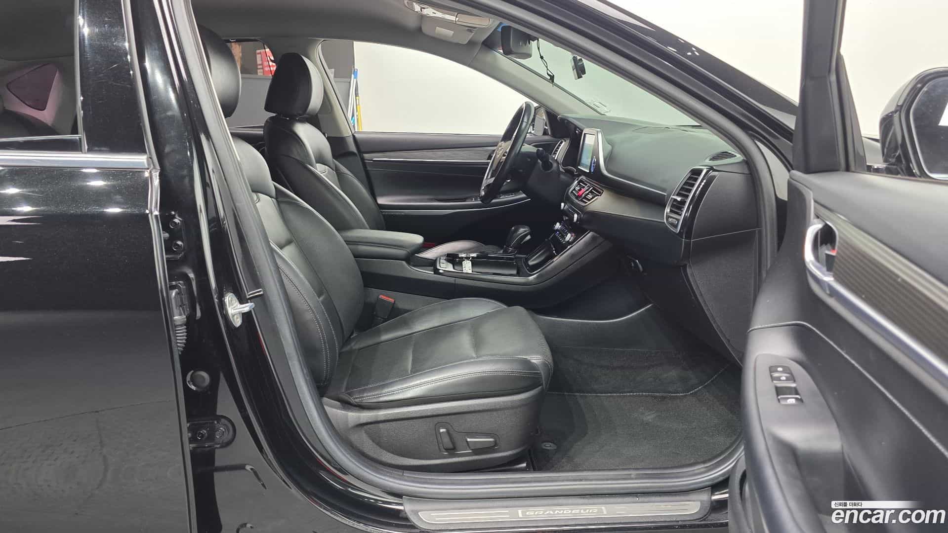 Grandeur Hyundai 2018.1-OPTION-015
