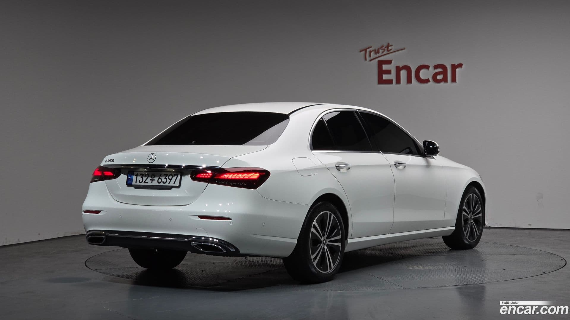 Main__Slider__Photo:E-Class Mercedes-Benz 2022.1-1