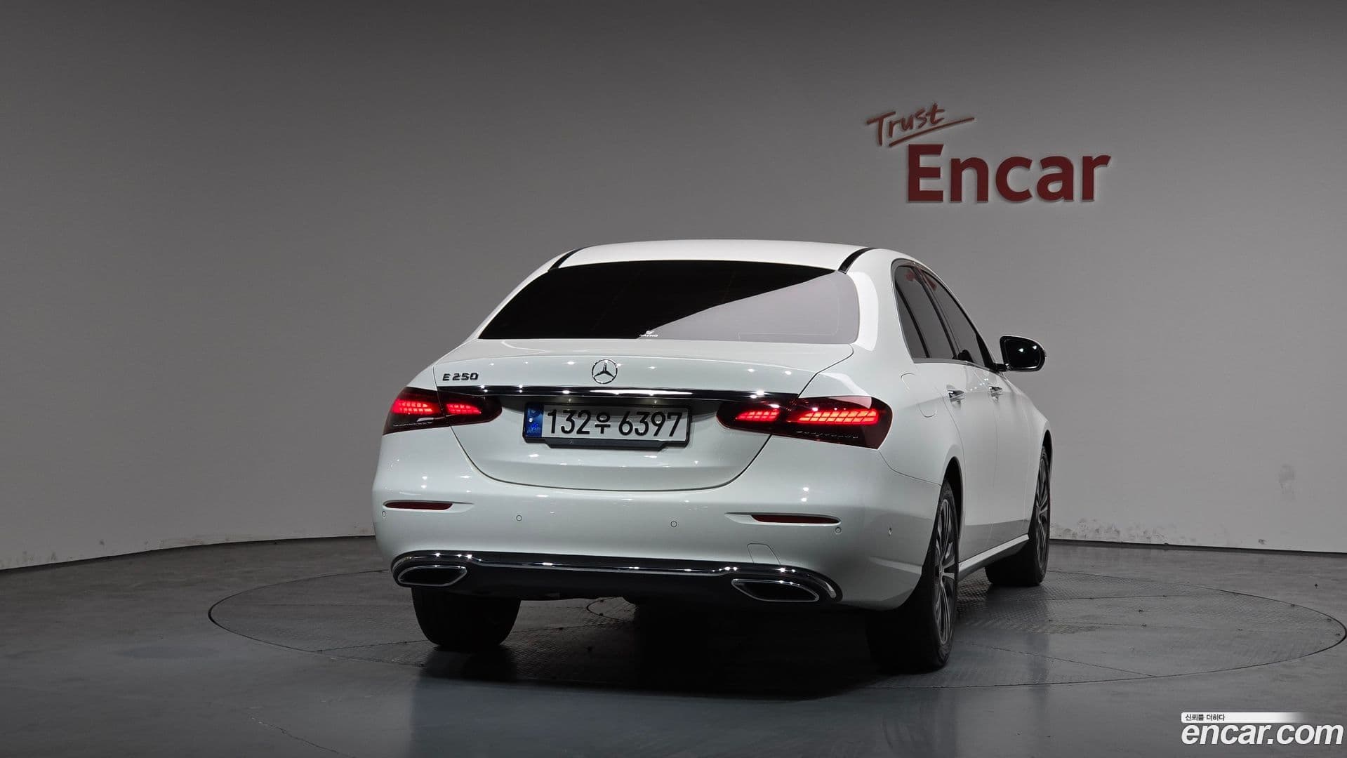 Main__Slider__Photo:E-Class Mercedes-Benz 2022.1-3