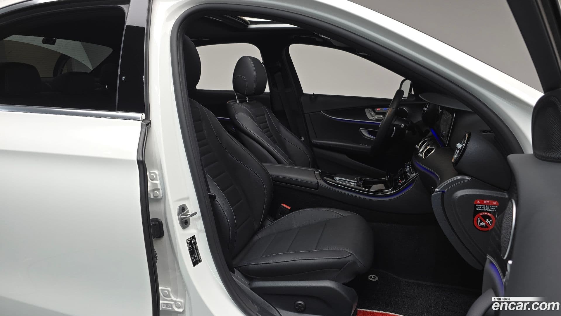 Main__Slider__Photo:E-Class Mercedes-Benz 2022.1-10