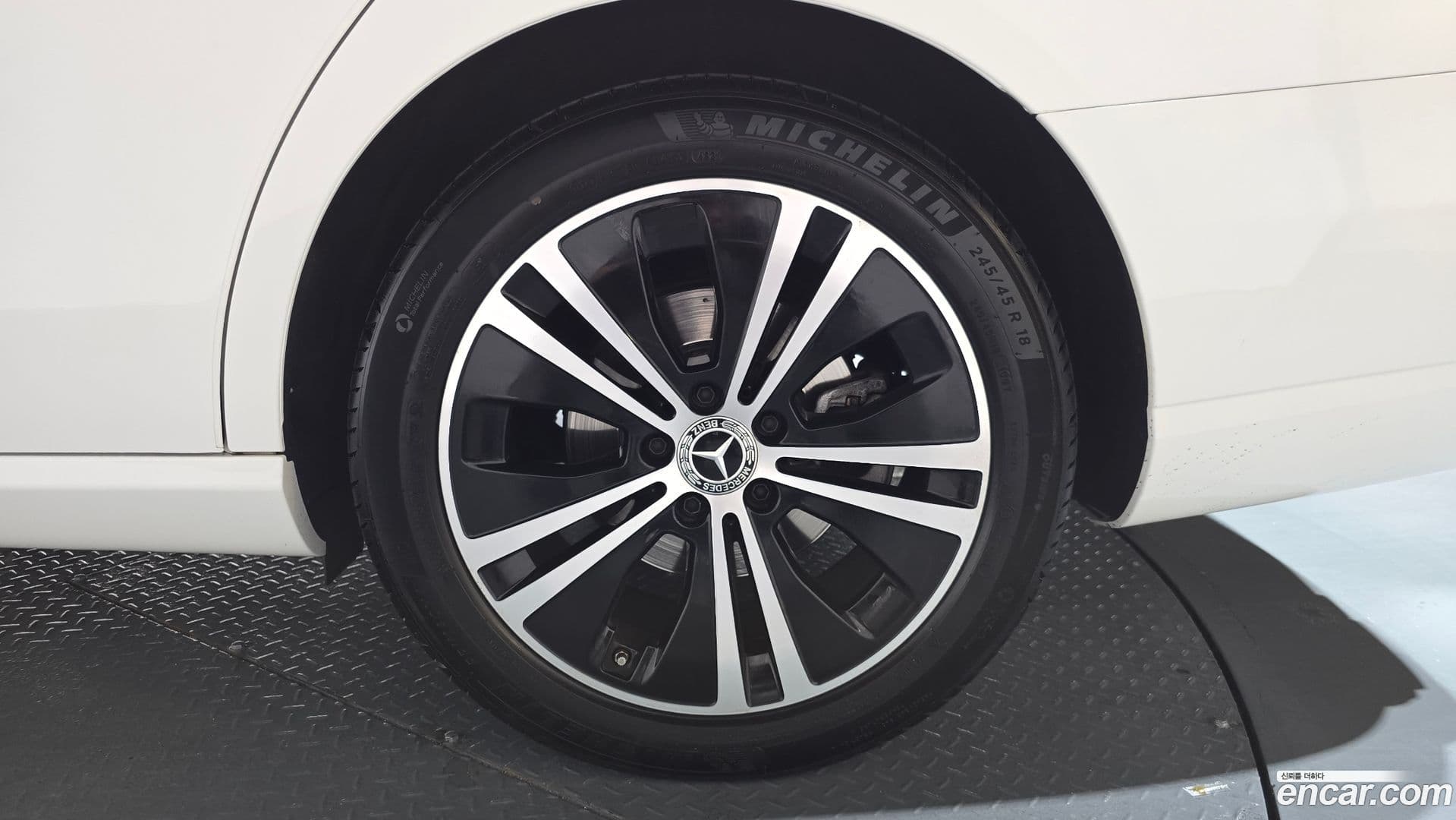 Main__Slider__Photo:E-Class Mercedes-Benz 2022.1-20