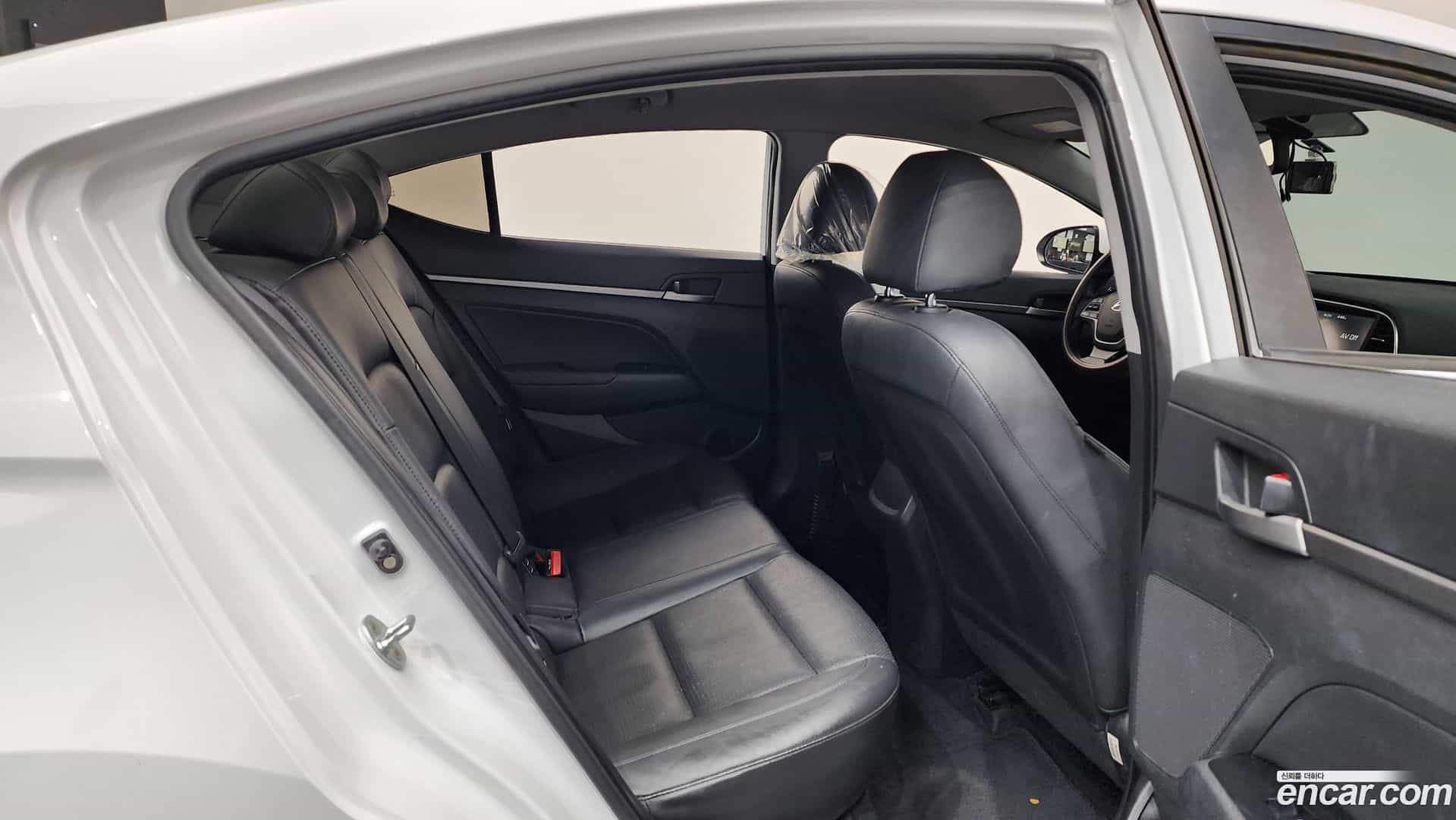 AVANTE Hyundai 2017.9-OPTION-015
