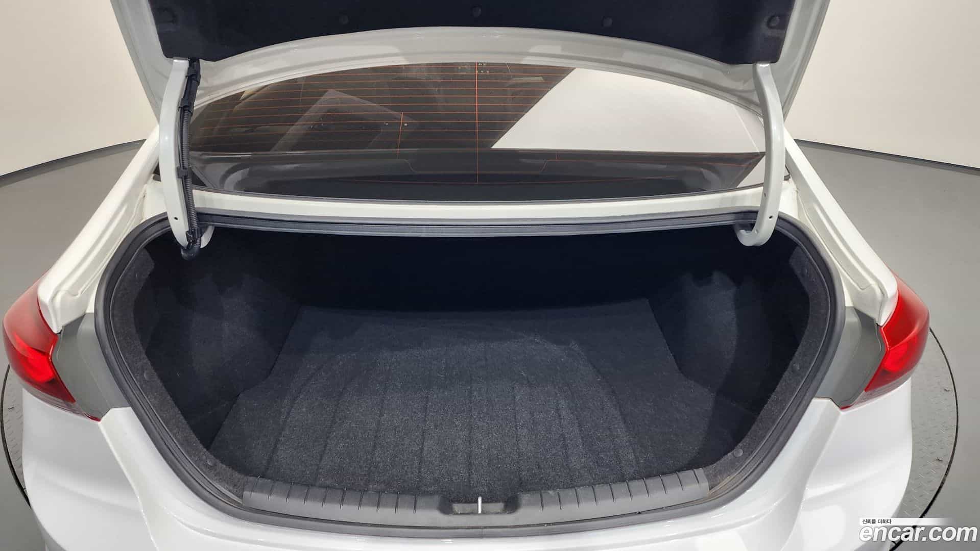 AVANTE Hyundai 2017.9-OPTION-021