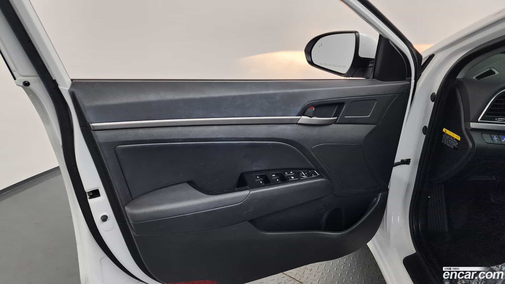 AVANTE Hyundai 2017.9-INNER-034